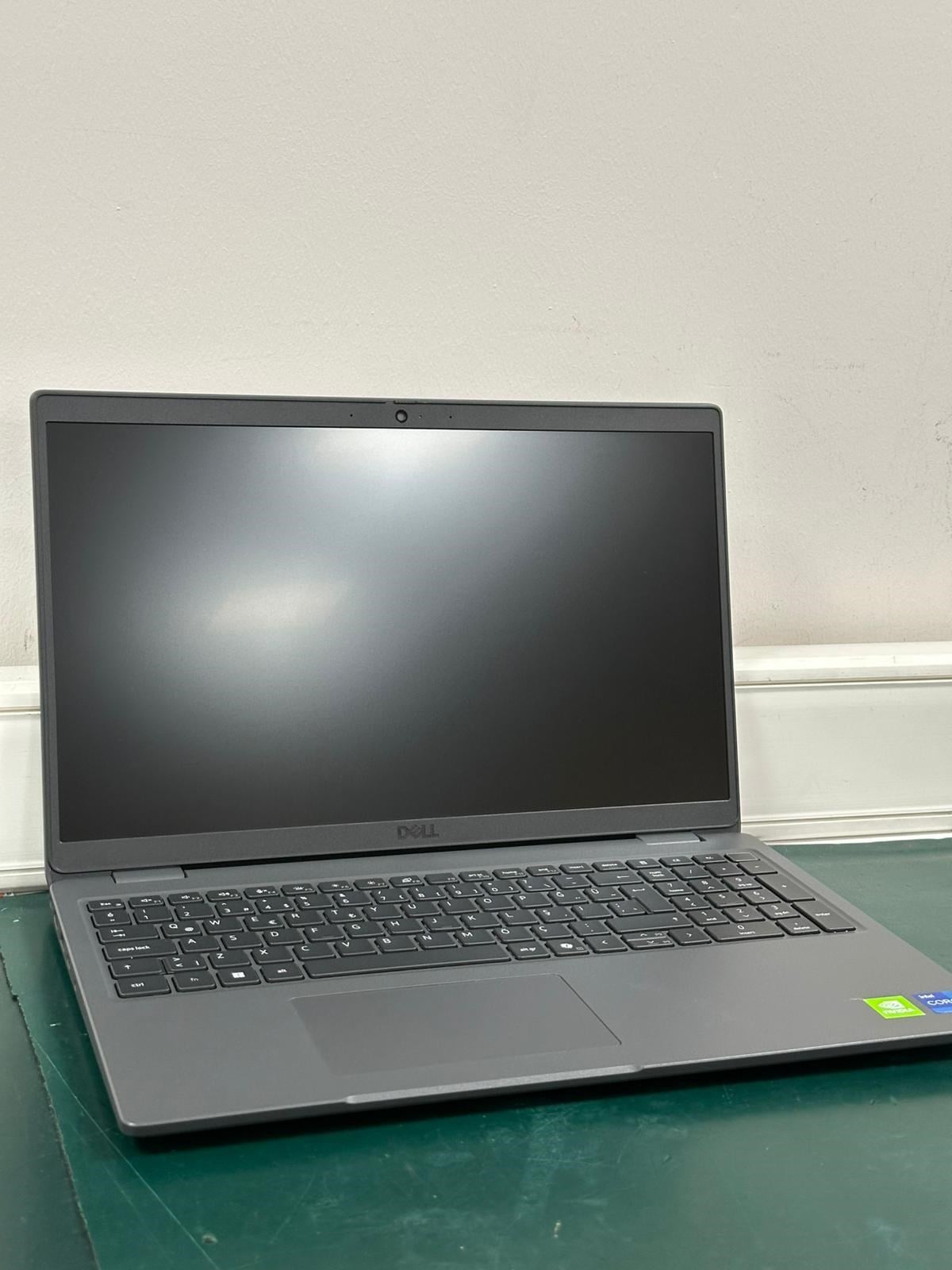 Dell Latitude 3550 XCTOL355015EMEA013 i7-1355U 64GB 2TBSSD MX570A 15.6