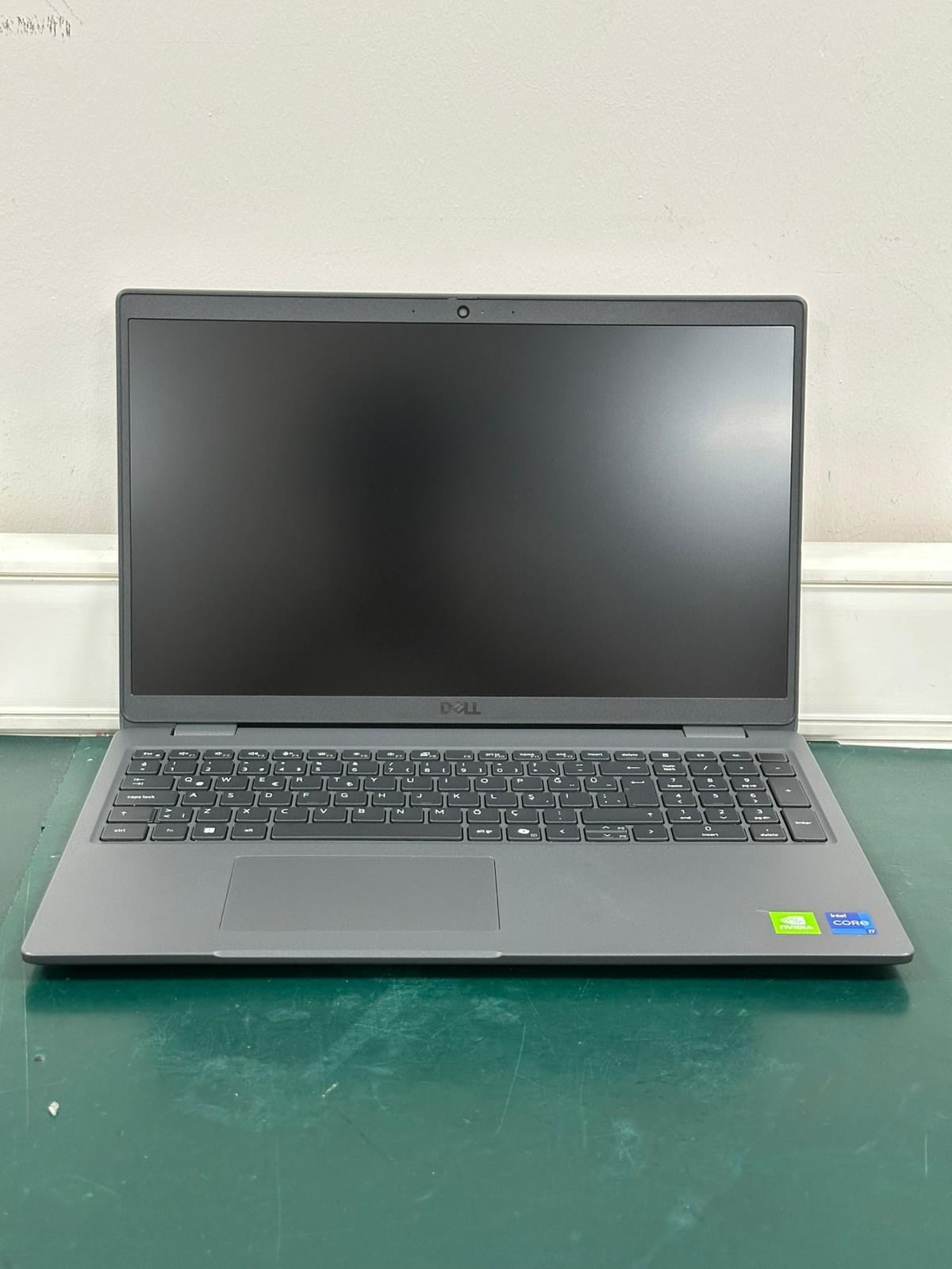 Dell Latitude 3550 XCTOL355015EMEA013 i7-1355U 64GB 2TBSSD MX570A 15.6