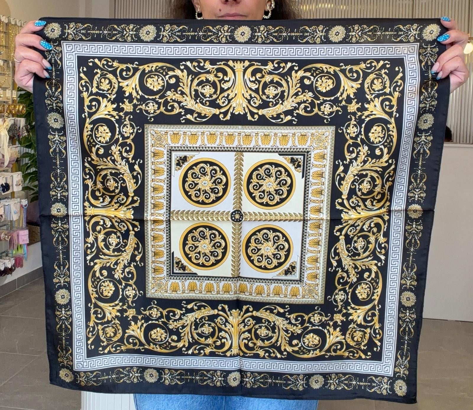70*70 SİYAH GOLD DESENLİ FULAR