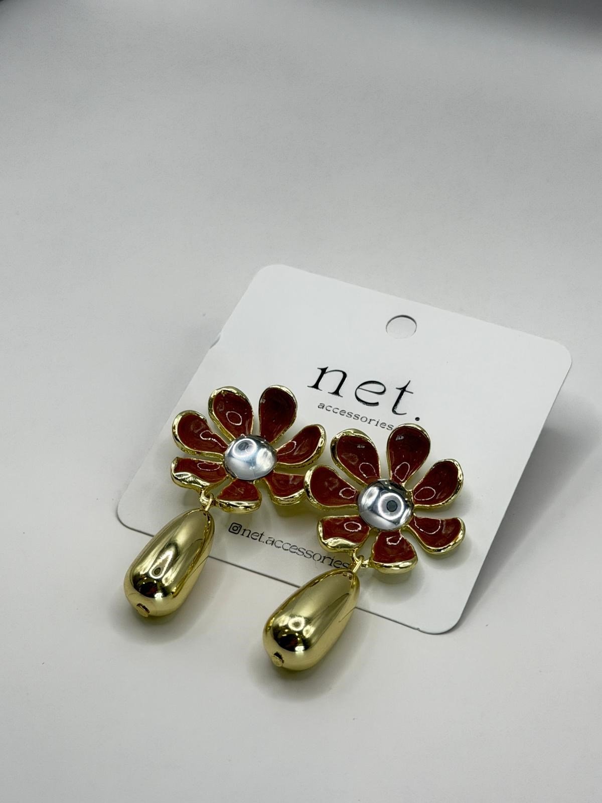 ÇELİK ÇİÇEK MODEL SALLANTILI KÜPE