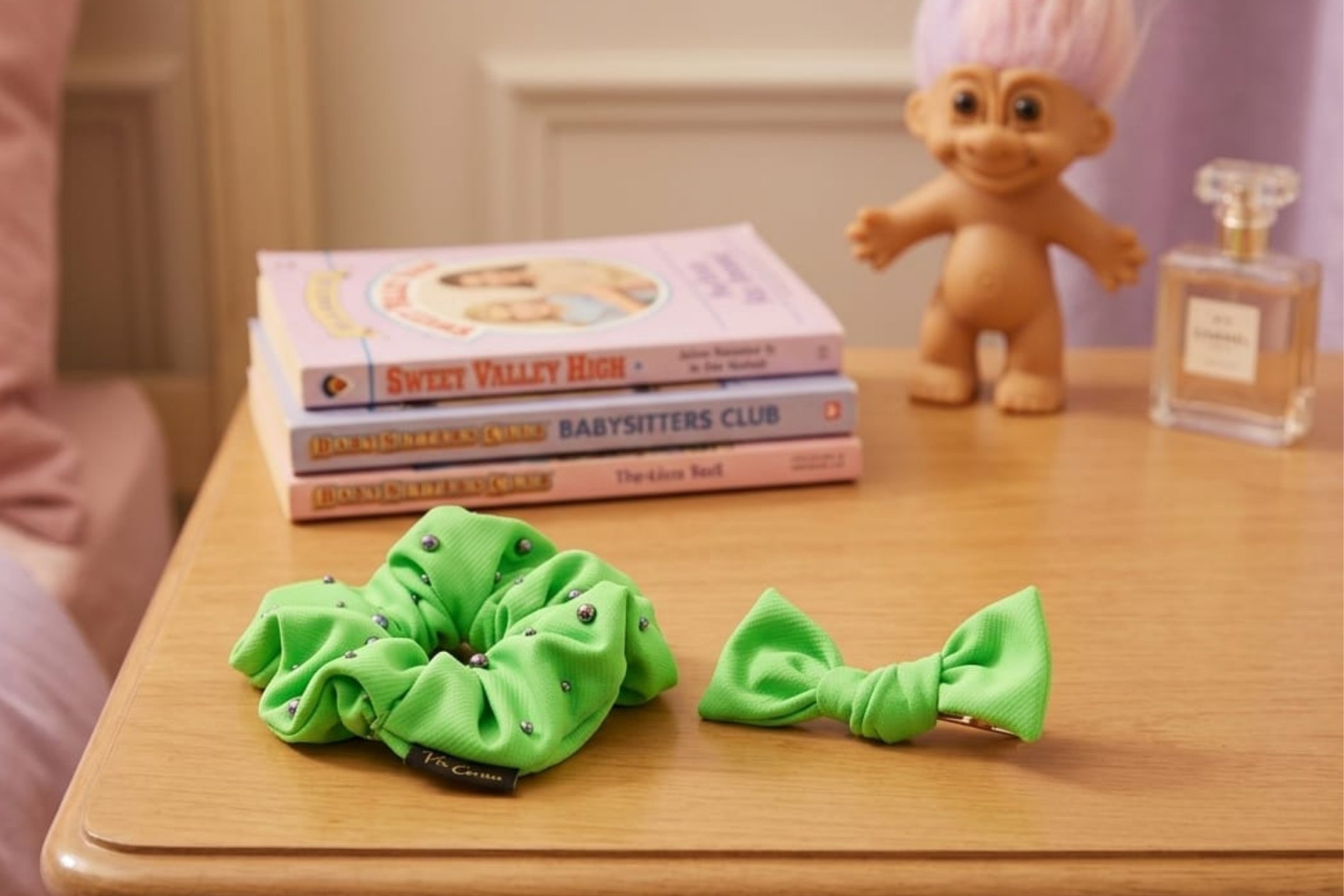 Neon Rush Serisi: Neon Yeşil Hologram Boncuklu Scrunchie ve Fiyonk Toka Seti