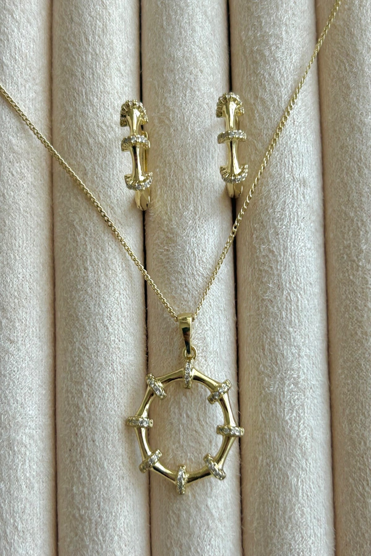 Özel Seri 14K Altın Kaplama Kemik Model Küpe ve Kolye Kadın Set Takı (Birinci Sınıf Kalite/Kararmaz/Paslanmaz) - 25cm