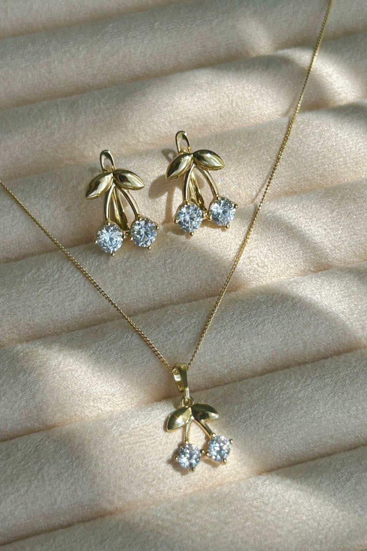 Özel Seri 14K Altın Kaplama Kirazlı Kolye ve Küpe Kadın Set Takı (Birinci Sınıf Kalite/Kararmaz/Paslanmaz) - 24cm