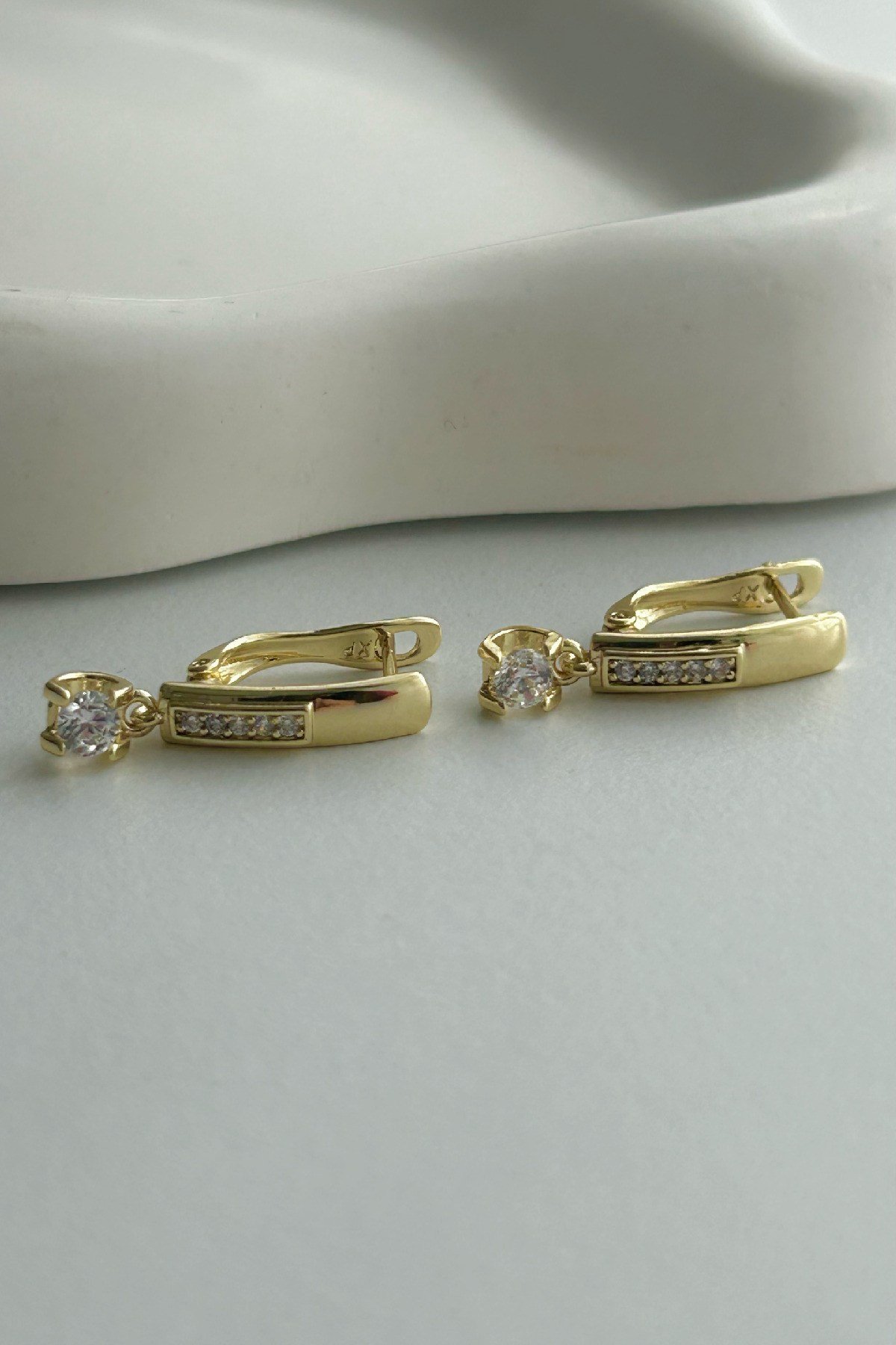 Özel Seri 14K Altın Kaplama Taş Sallantılı Gold Renk U Model Kadın Küpe (Birinci Sınıf Kalite/Kararmaz/Paslanmaz)