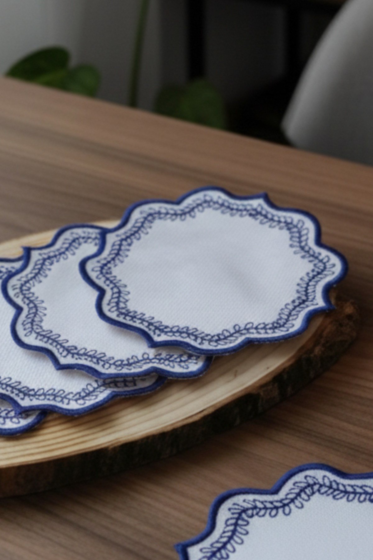 6 Adet Keten Kumaş Üzeri Yaprak Desen Nakışlı Kahve Yanı Kokteyl Peçetesi & Bardak Altlığı Mavi