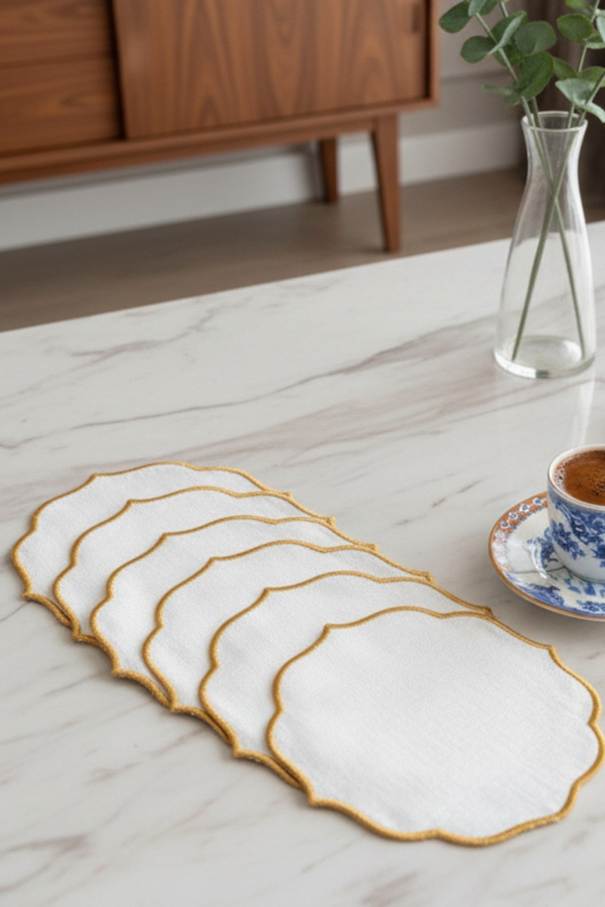 6 Adet Keten Kumaş Üzeri Nakışlı Kahve Yanı Sunumluk Kokteyl Peçetesi & Bardak Altlığı Gold