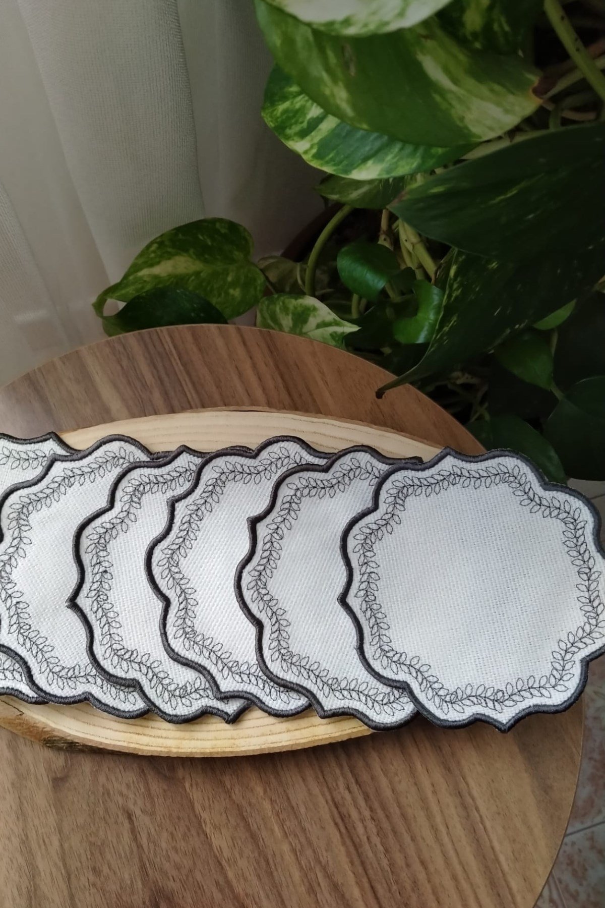 6 Adet Keten Kumaş Üzeri Yaprak Desen Nakışlı Kahve Yanı Kokteyl Peçetesi & Bardak Altlığı