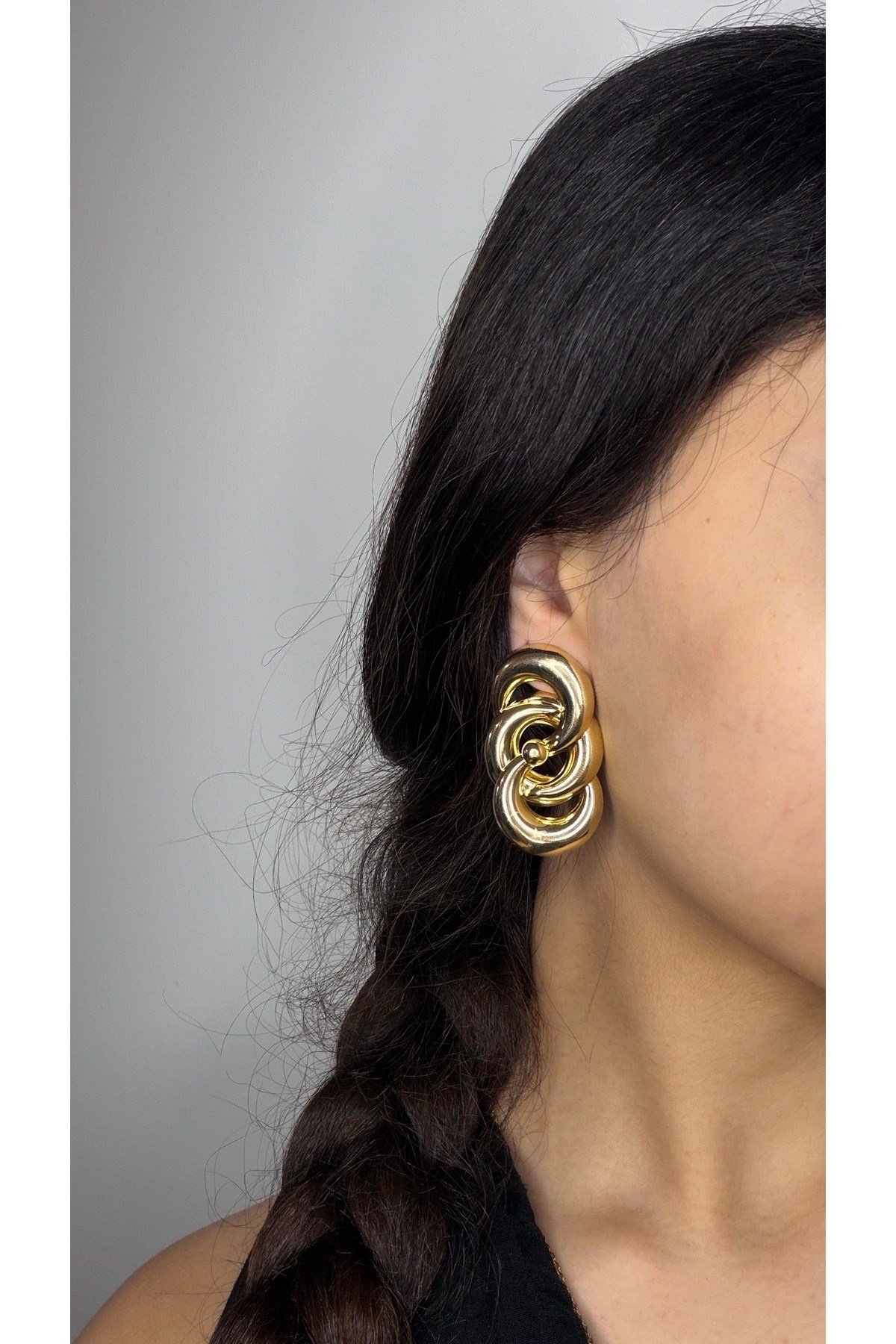 Gold Halka Form Büyük Küpe – Modern Statement Kadın Küpe