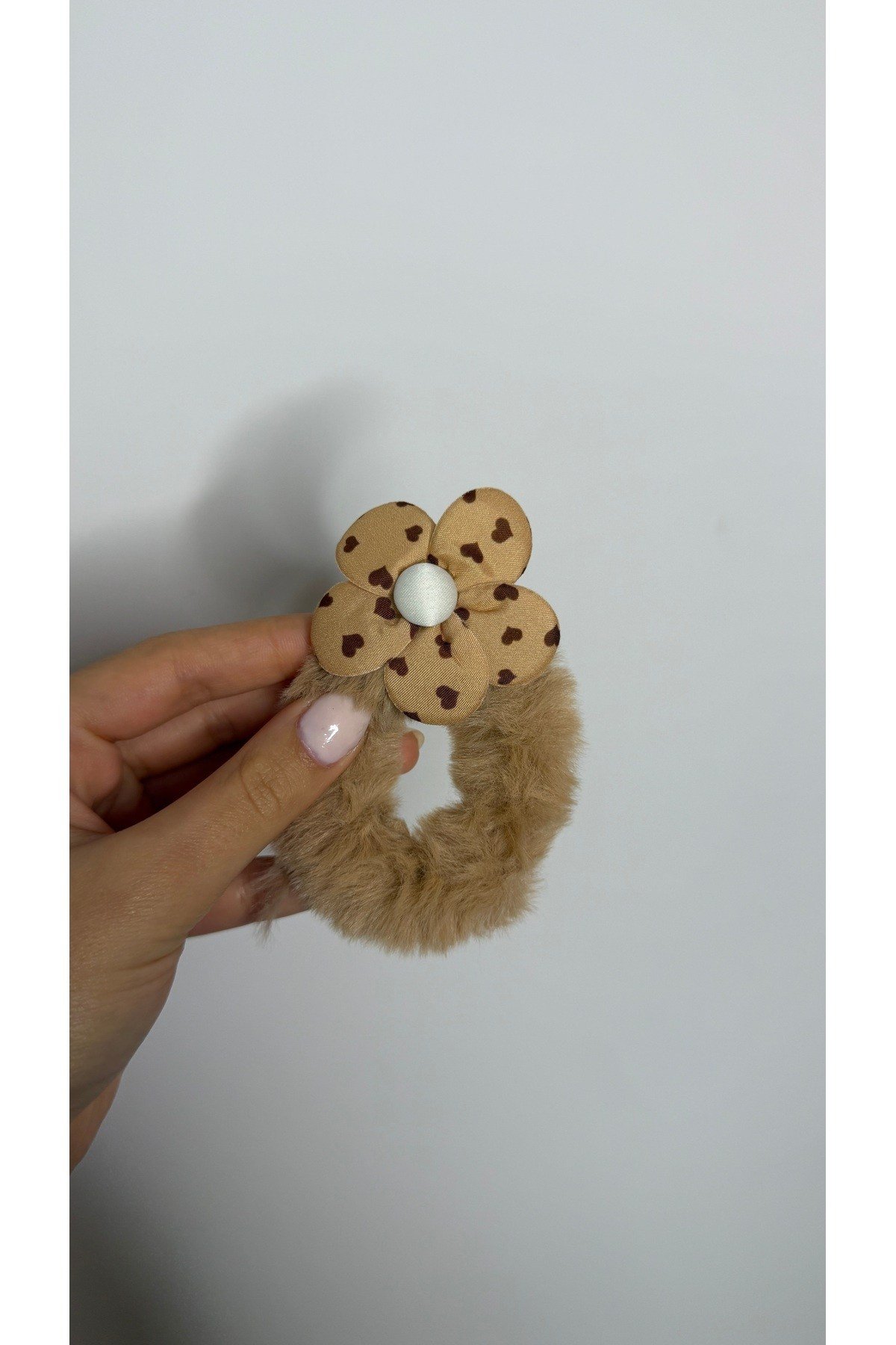 Peluş Çiçek Detaylı Saç Lastiği – Yumuşak Tüylü Scrunchie Toka