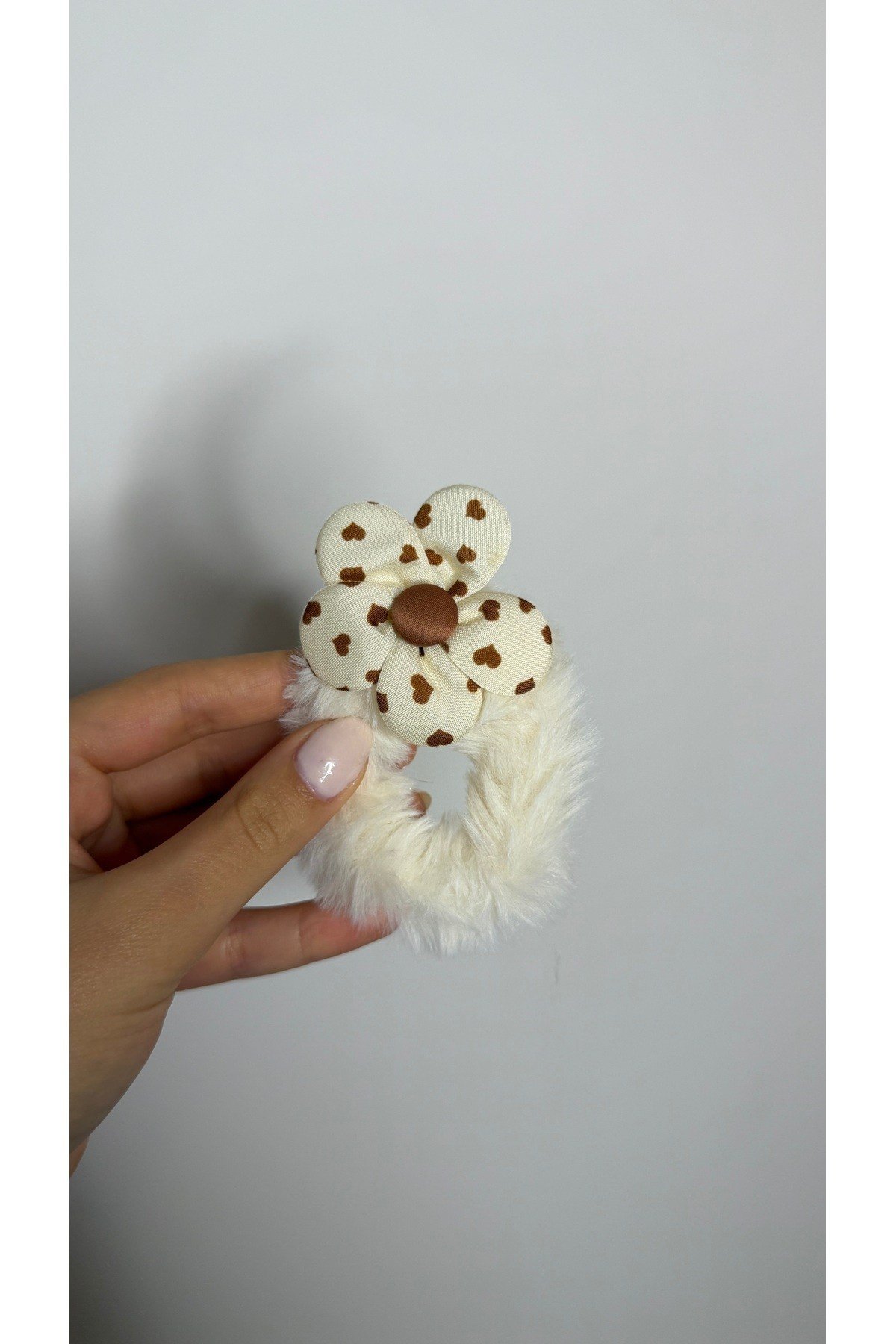 Peluş Çiçek Detaylı Saç Lastiği – Yumuşak Tüylü Scrunchie Toka
