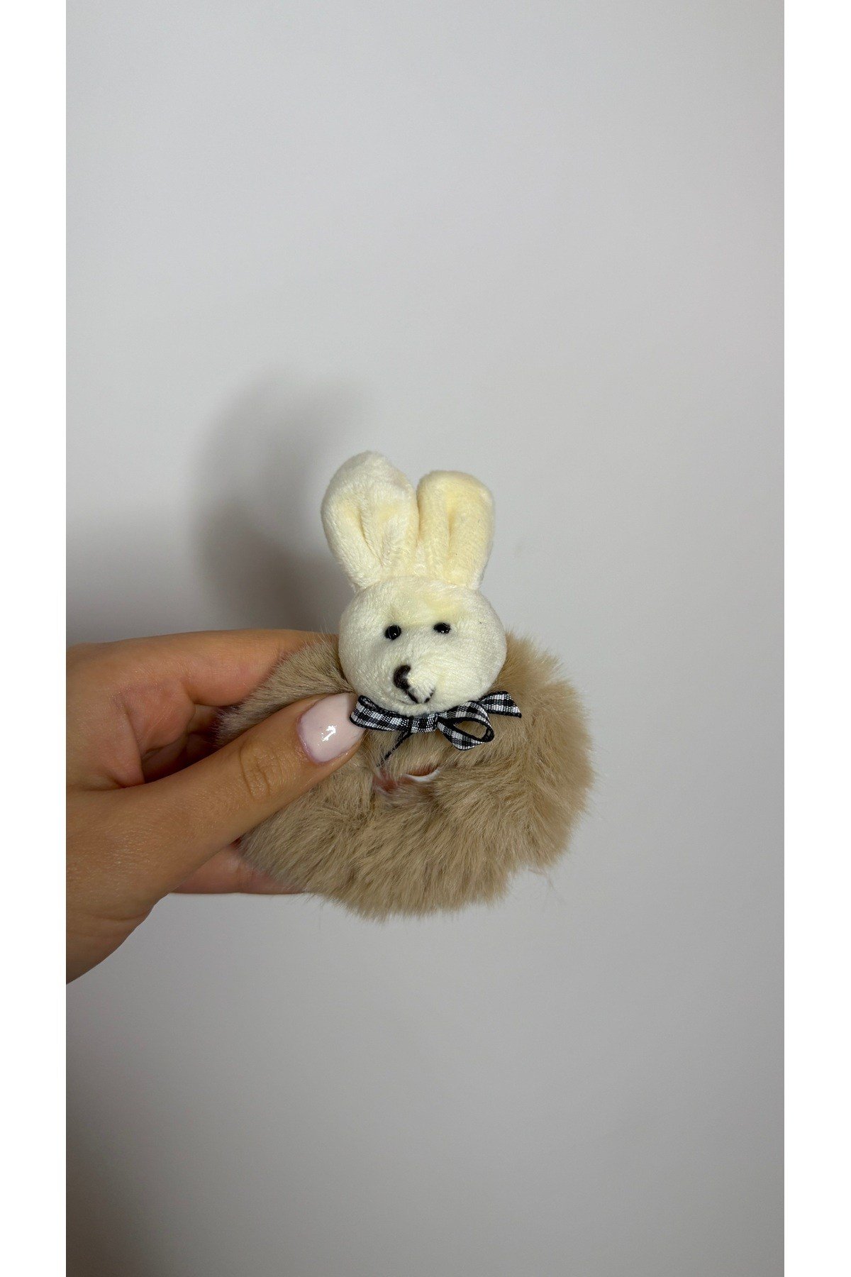 Peluş Tavşan Figürlü Saç Lastiği – Sevimli Tüylü Scrunchie Toka