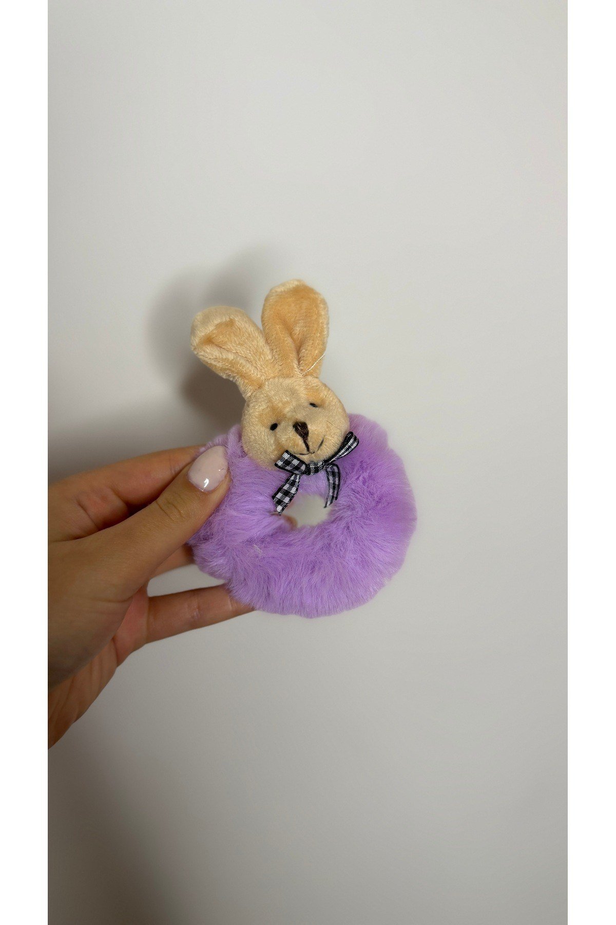 Peluş Tavşan Figürlü Saç Lastiği – Sevimli Tüylü Scrunchie Toka