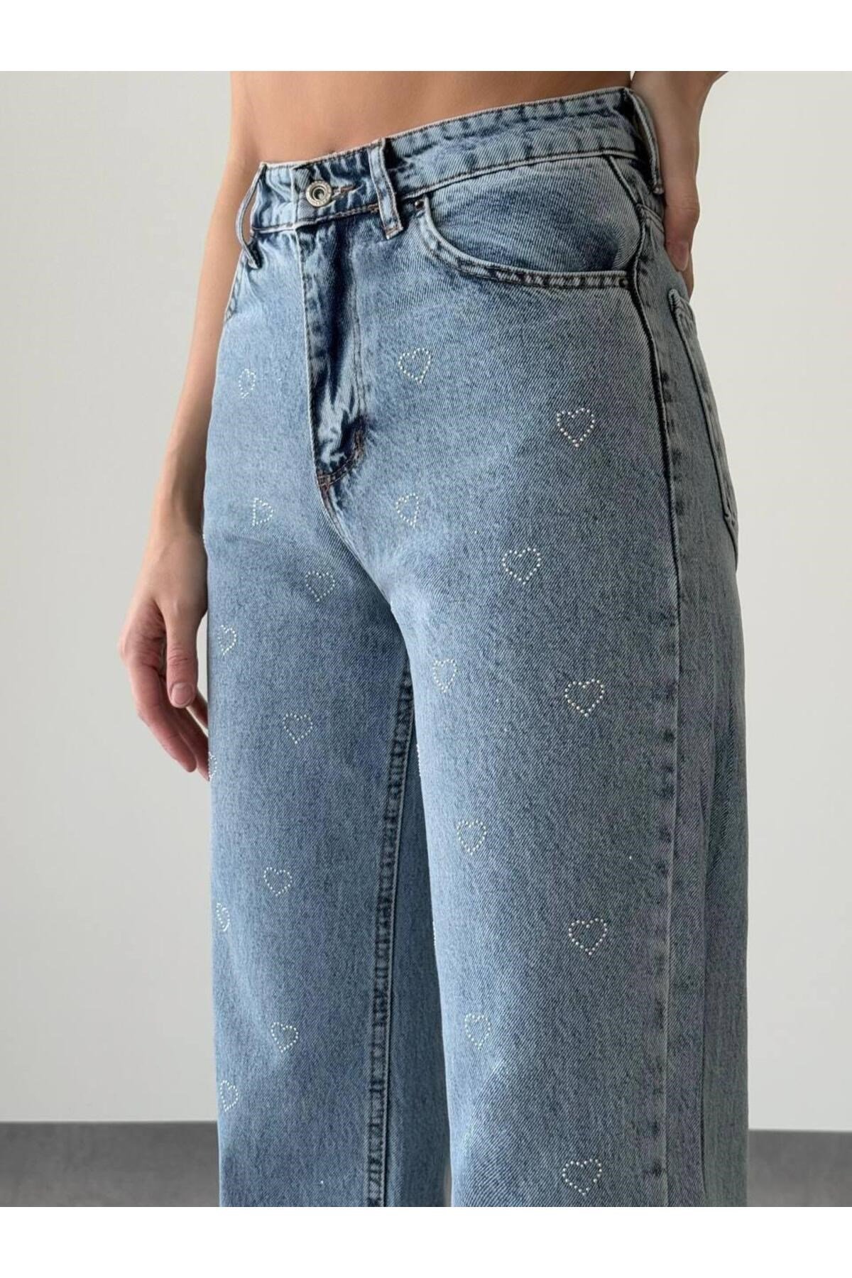 Kalpli minimal desenli taşlı jeans