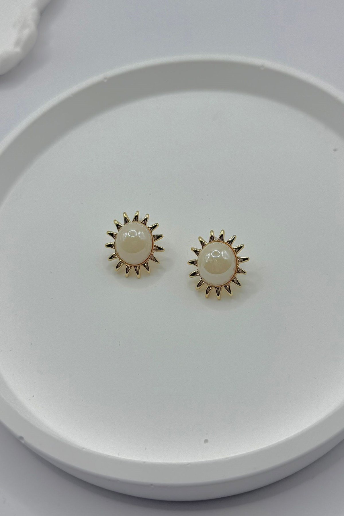 Kadın Küpe 2 cm İnci Detay Küçük Güneş Küpe