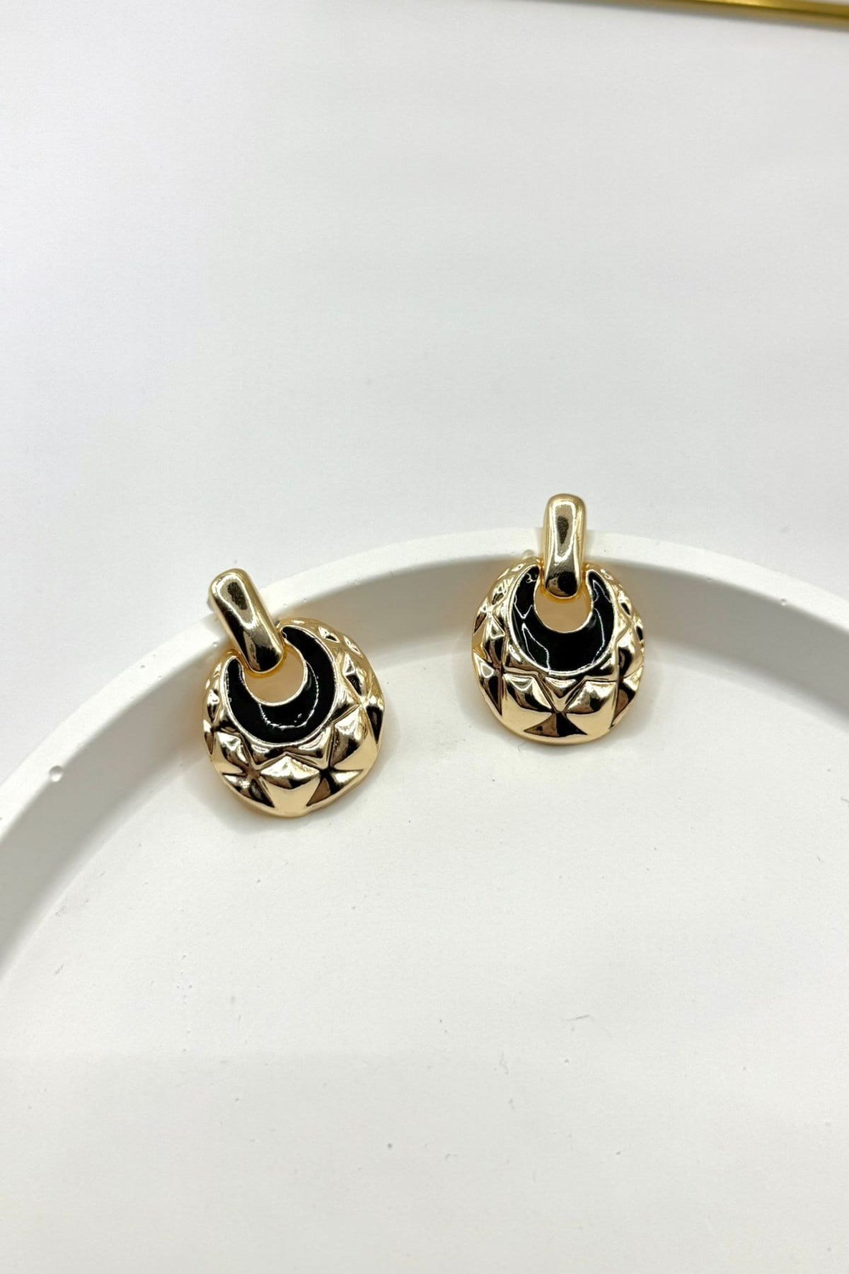Kadın Küpe 3 cm Geometrik Desen Siyah Mineli Hilal Model Küpe