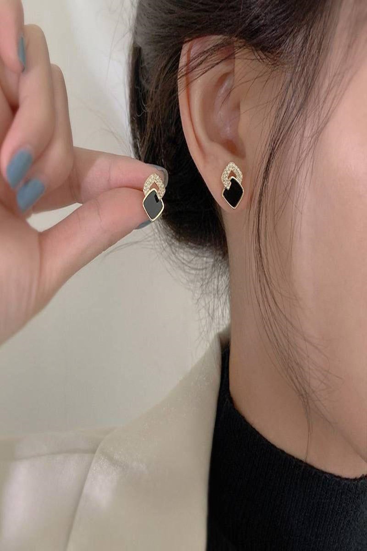Kadın Küpe Özel Seri İthal Minimal Tasarım Zirkon Taş Siyah Küpe