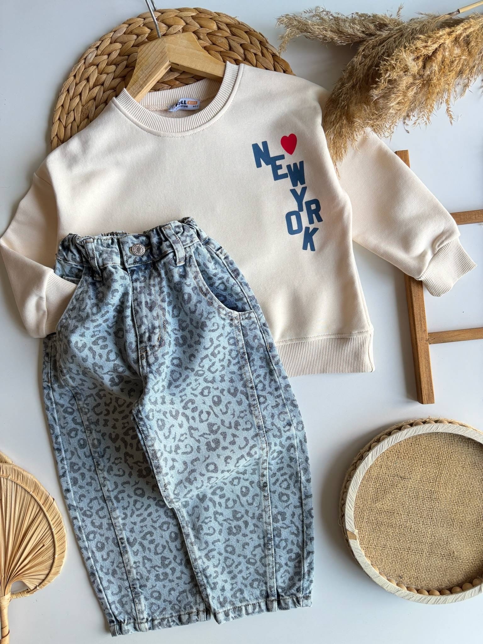 NEWYORK BASKILI EKRU SWEATSHİRT VE LEOPAR DESENLİ JEAN PANTOLON TAKIM