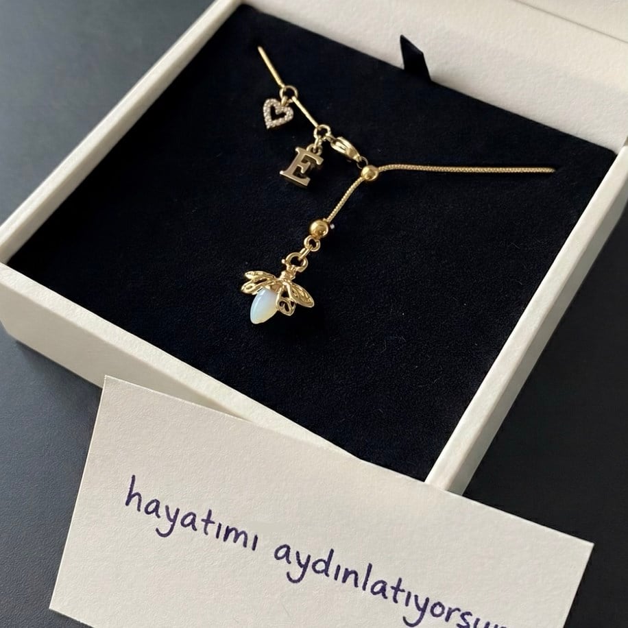 gold-karanlikta-parlayan-ates-bocegi-k-4fd508.jpeg