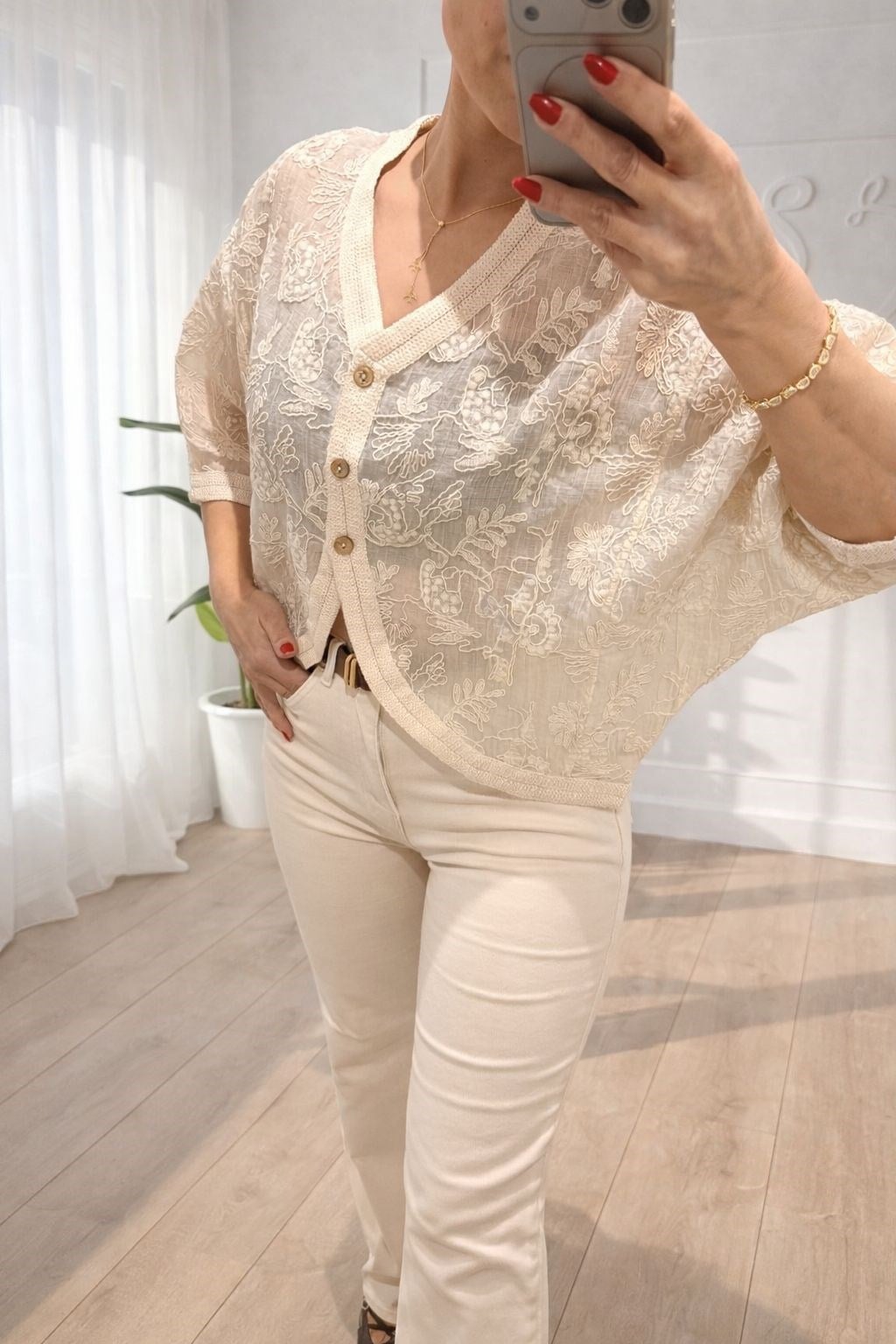 İŞLEME DETAYLI BEJ BLUZ