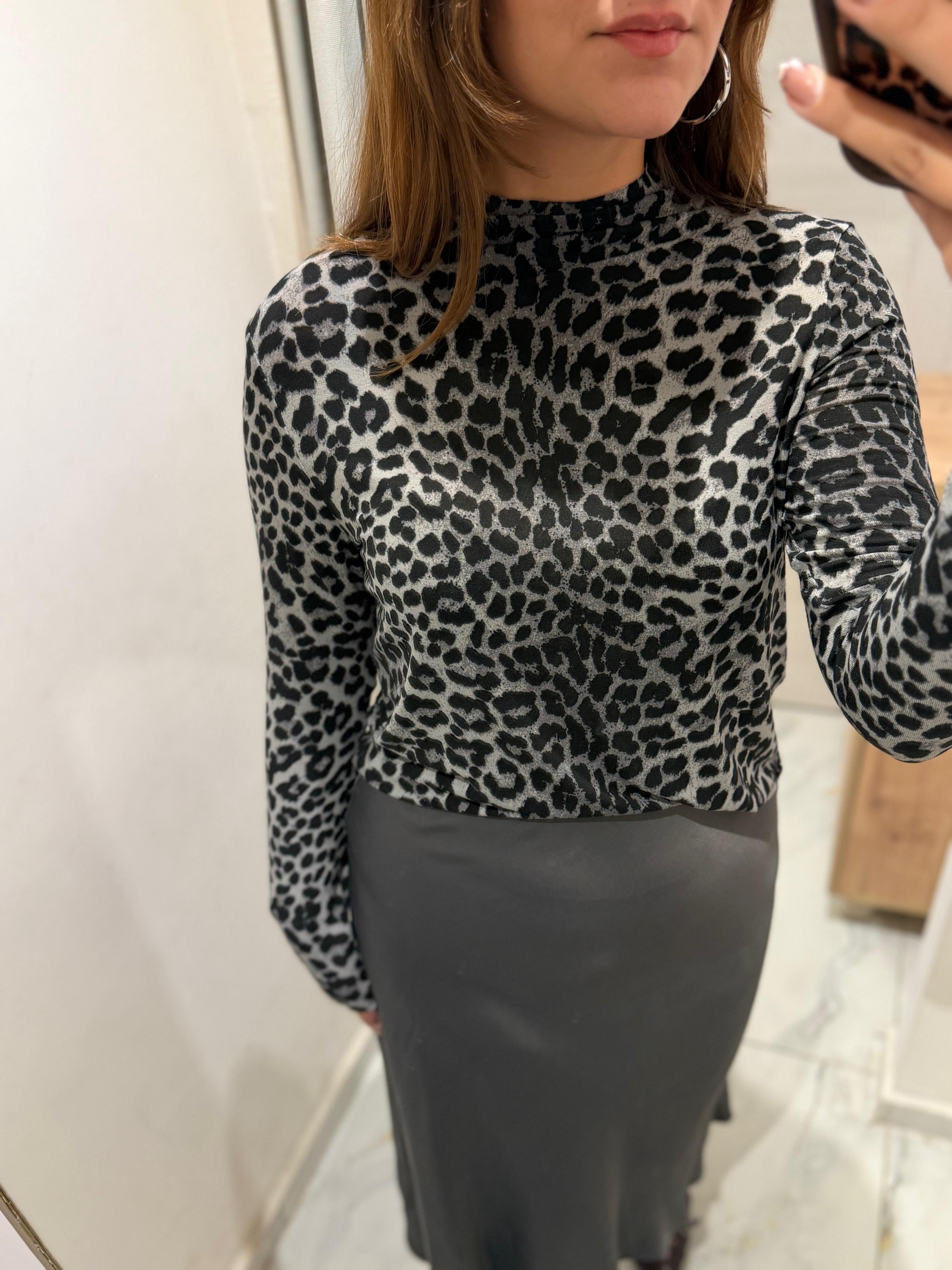 LEOPAR DESENLİ DİK YAKA BLUZ