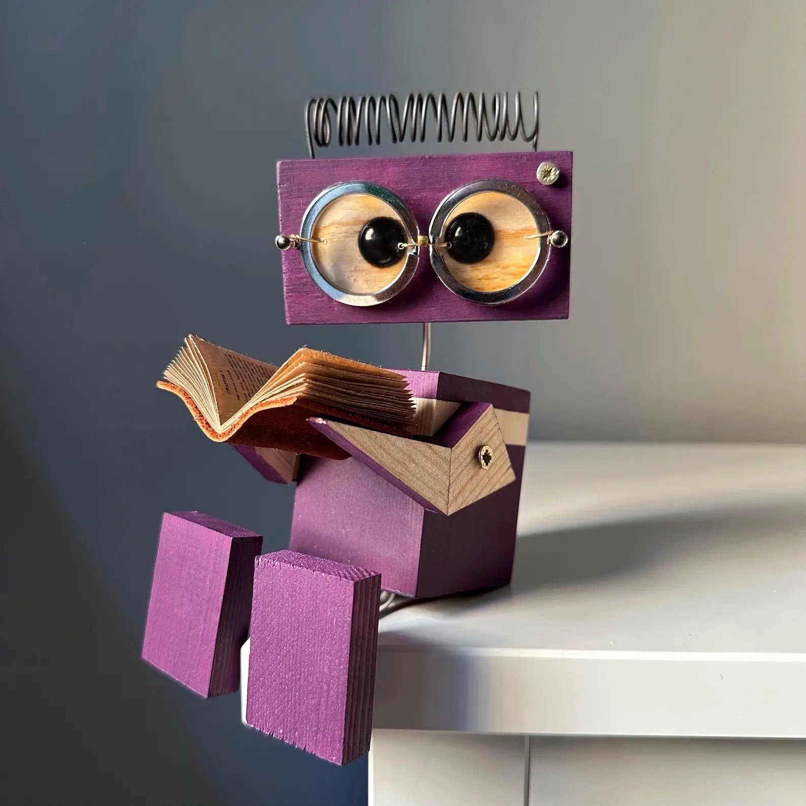 Kitap Okuyan Robot (Mor)