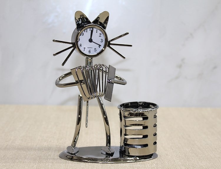 Metal Akordiyon Çalan Müzisyen Kedi Saat Ve Kalemlik