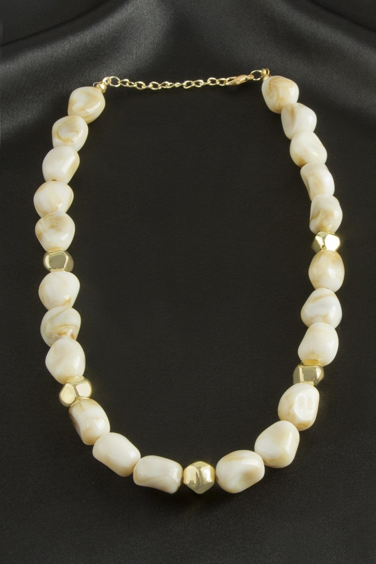 Zr Model Oval Plastik Kolye