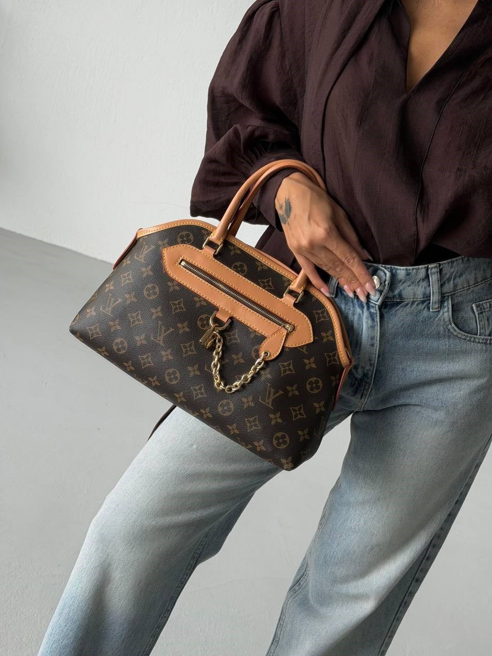 LOUIS VUITTON Deri İthal Çanta Paslanmaz Çelik malzeme kullanarak tasarlanmıştır