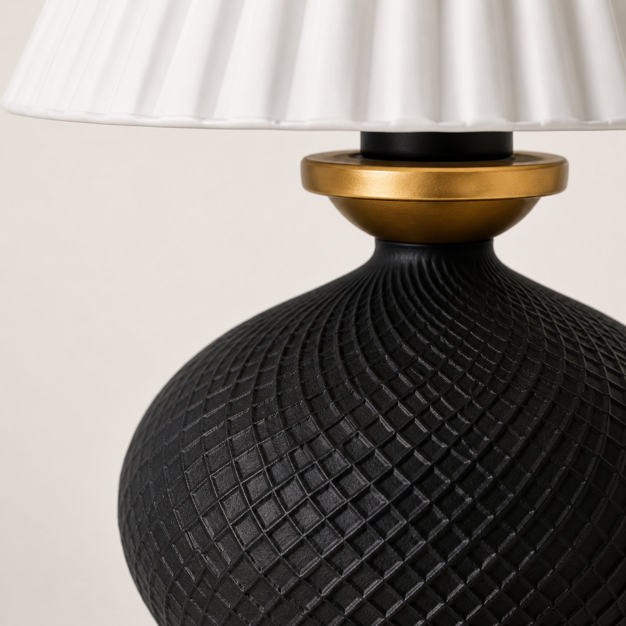 Luxury Tasarımlı Abajur – Yatak Odası ve Çocuk Odası İçin Dekoratif Aydınlatma 31x45 CM Alt Siyah