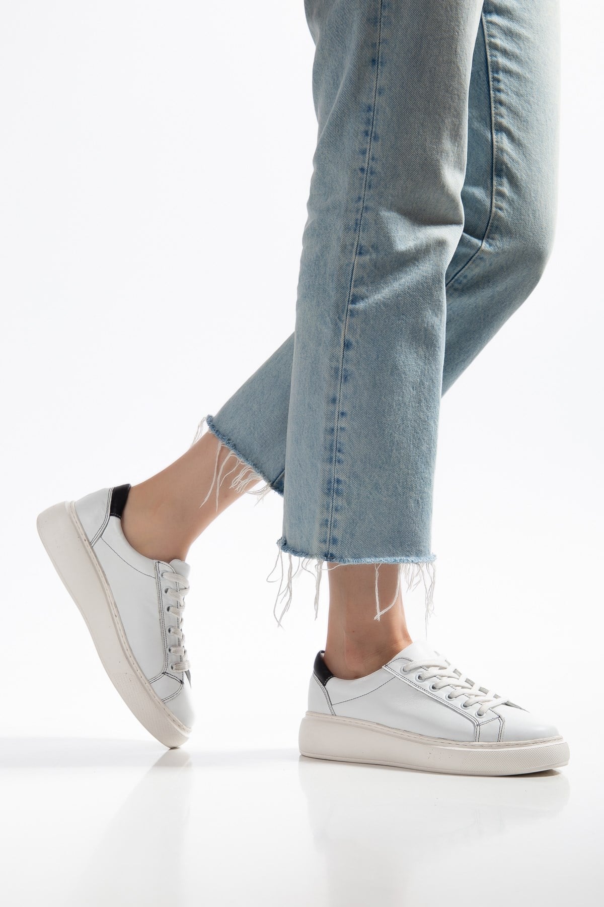 Kadın Hakiki Deri Beyaz Siyah Garnili Sneaker Yüksek Taban Günlük Spor Ayakkabı