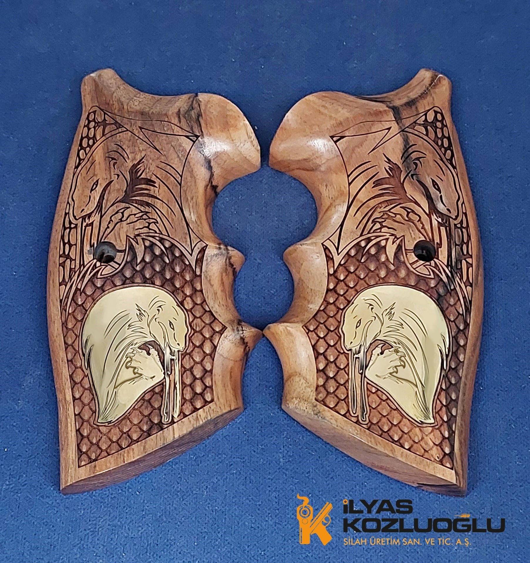 Colt Python Özel Figür Desenli Ceviz Kabza