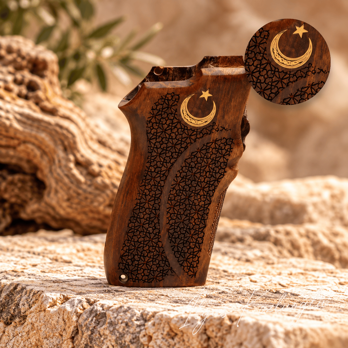 Smith & Wesson 6906 Ceviz Kabza Tam Yüzey Desenli Göktürkçe Türk Yazılı Sarı Pirinç Ay Yıldız Logolu