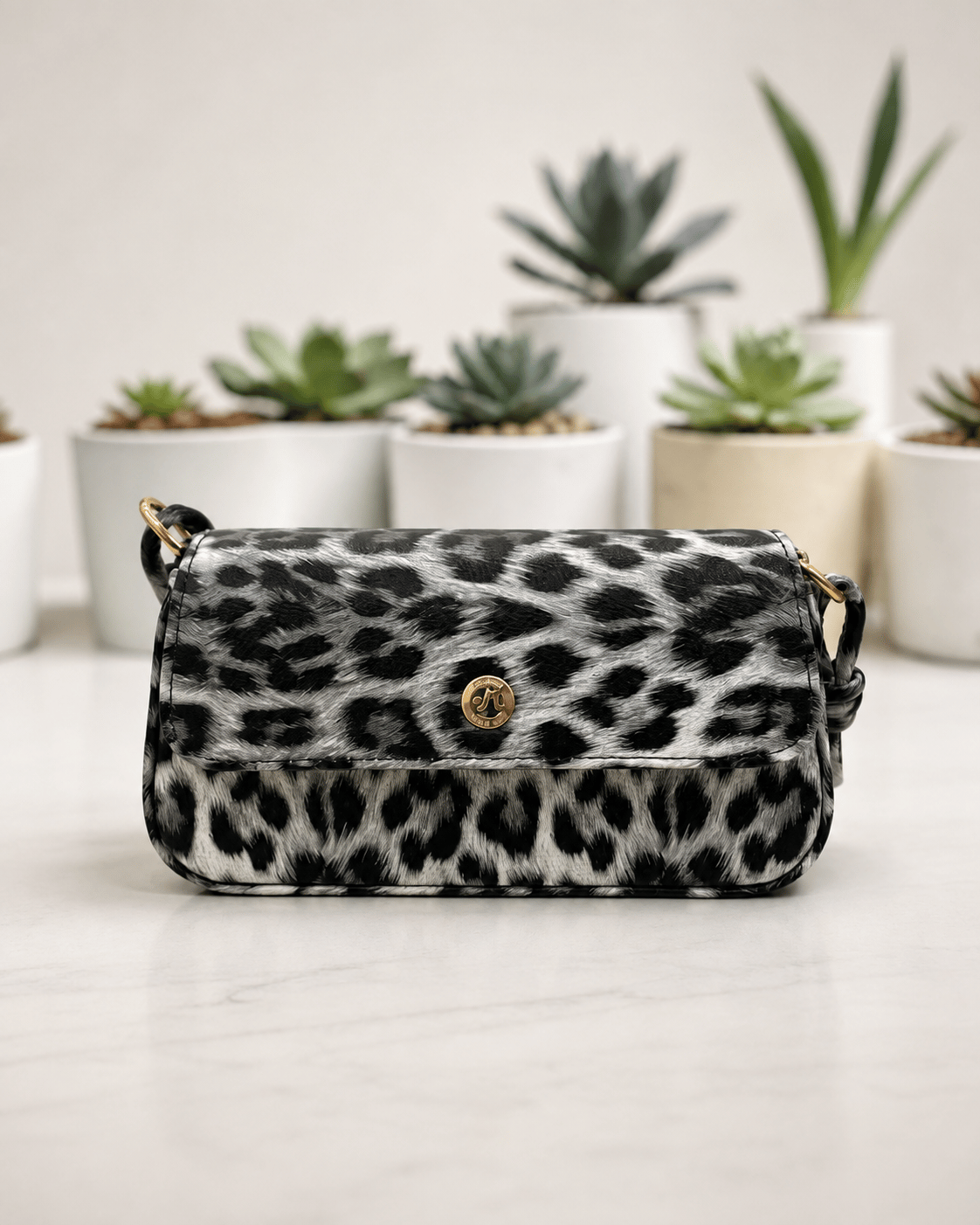 Leopar Desenli Baget Omuz Çantası – Beyaz & Siyah