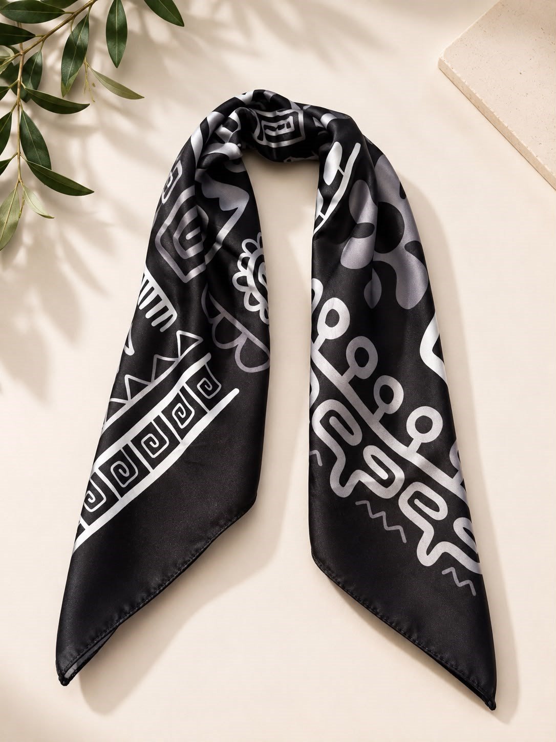 Siyah Beyaz Desenli Şık Bandana ve Fular