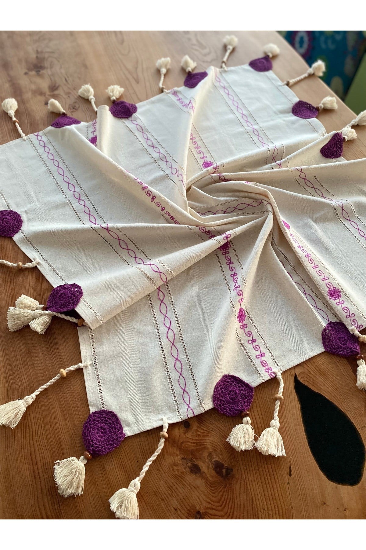 Ajurlu El İşi Motif Dantelli İpek İşlemeli Masa Örtüsü