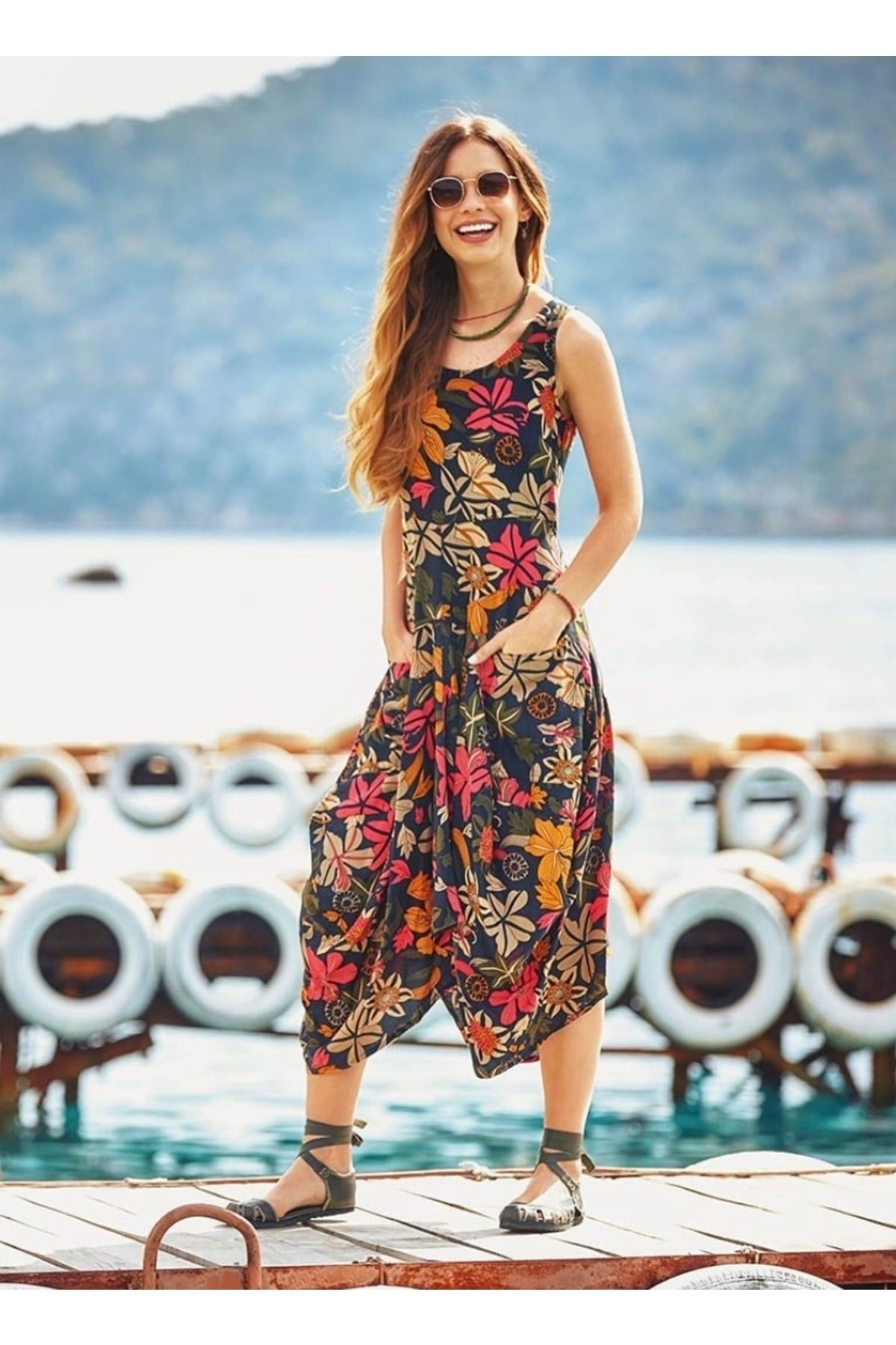 Çiçek Desenli Kayık Yaka Bağcıklı Siyah Elbise