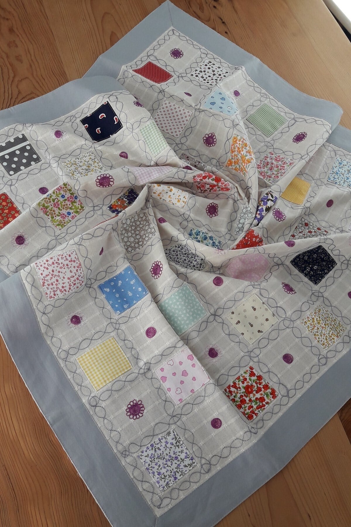 Home's Mavi Patchwork Işlemeli Naturel Şömentabla