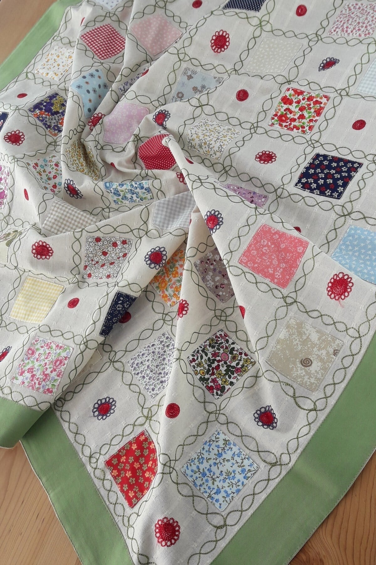 Home's Yeşil Patchwork Işlemeli Naturel Şömentabla