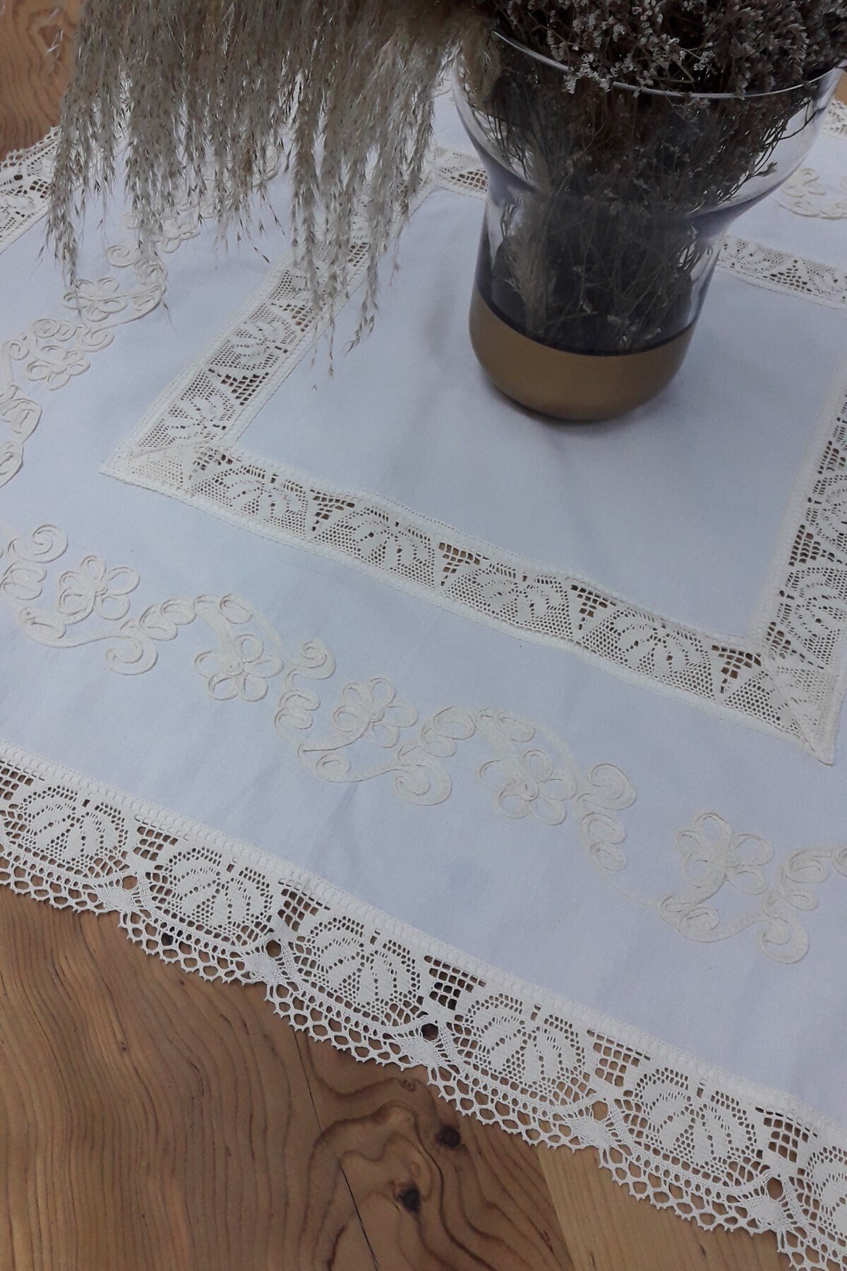 Naturel Dantelli Işlemeli Buldan Dokuma Kare Masa Örtüsü