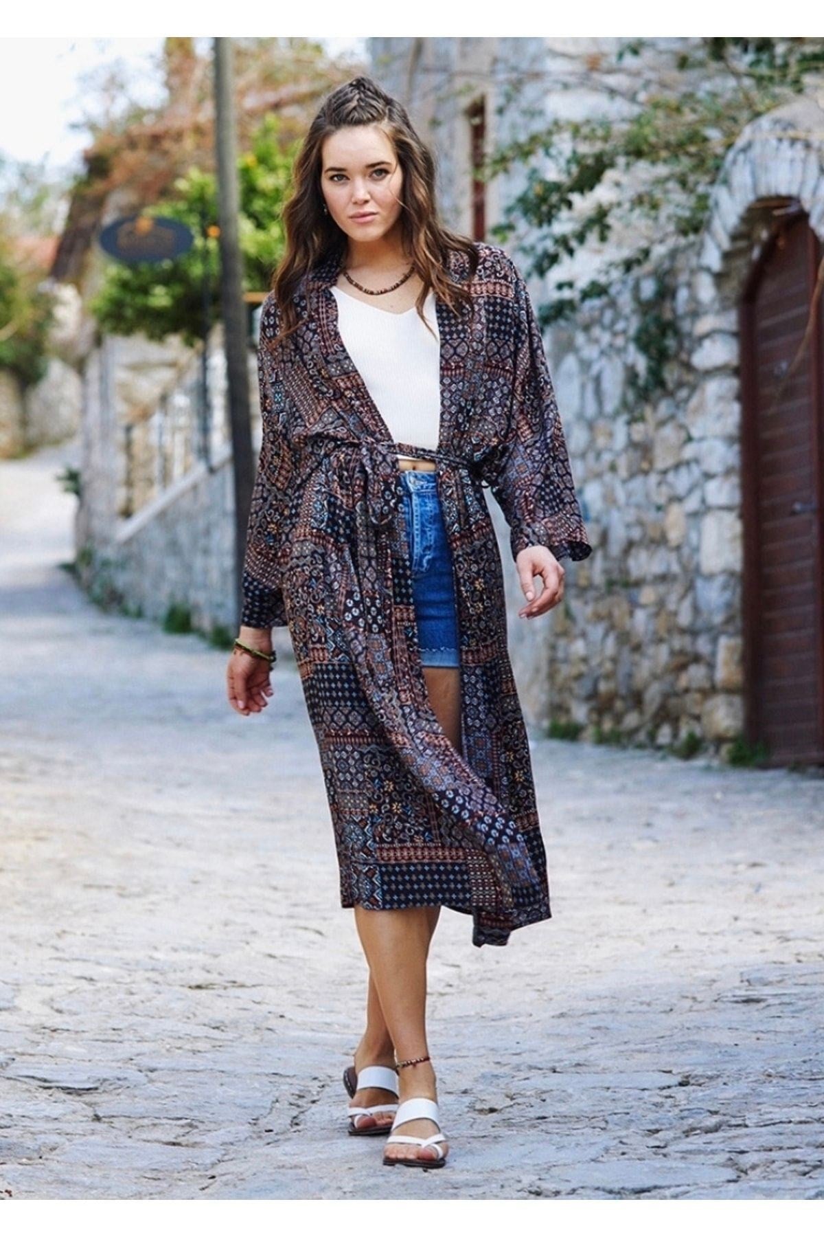Otantik Desenli Kuşaklı Kimono