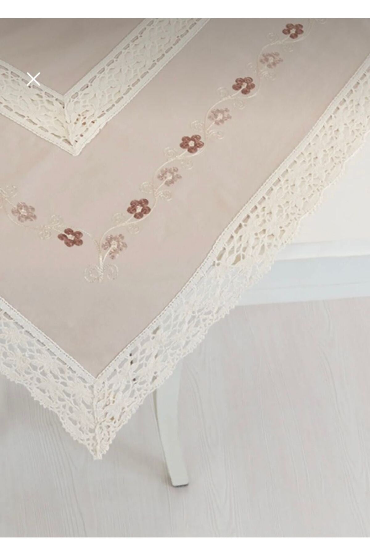 Sütlü Kahve Buldan Kumaşı Dantelli Çiçek İşlemeli 90x90 cm Masa Örtüsü