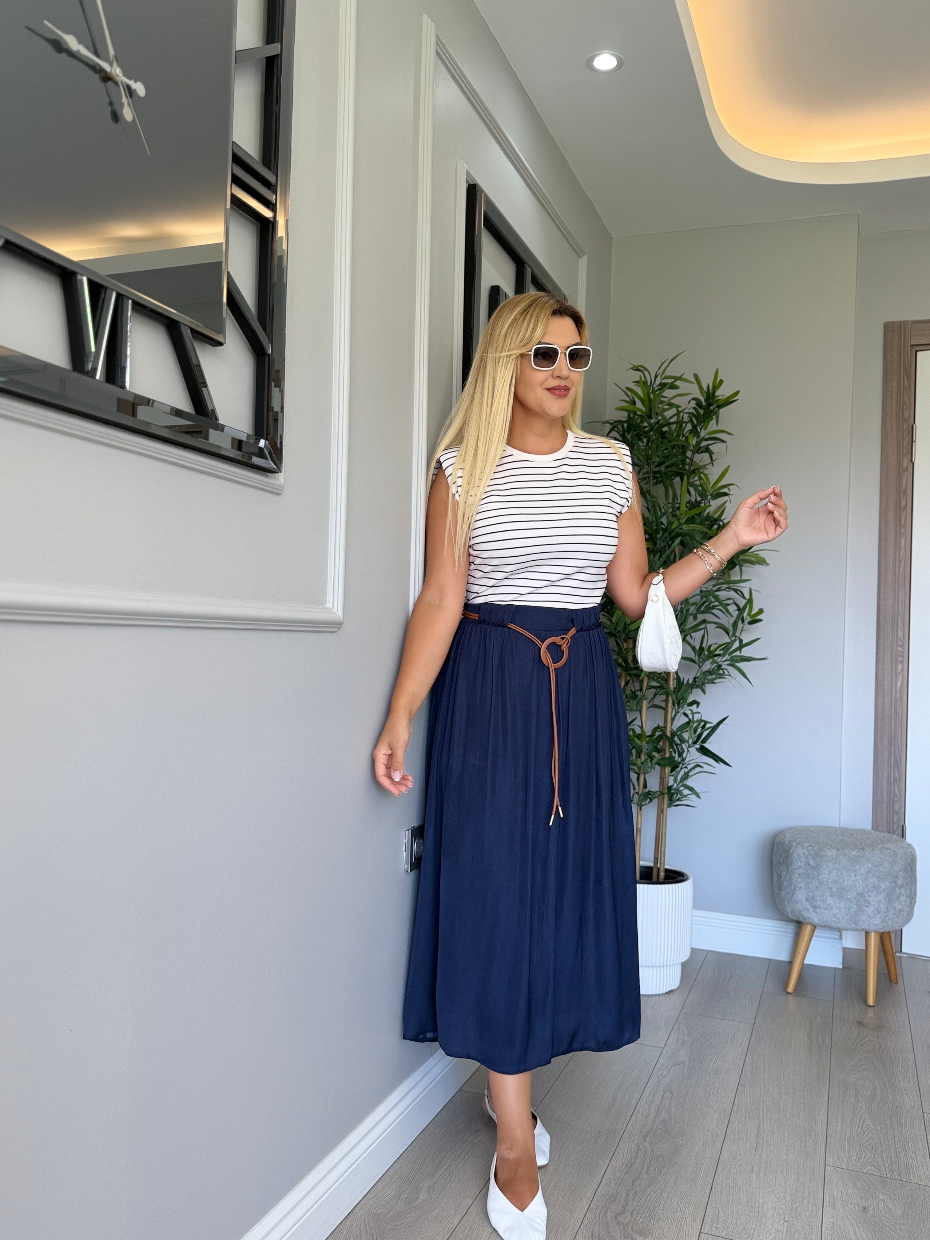 Orjinal model ,omuzları vatkalı kemerli elbise