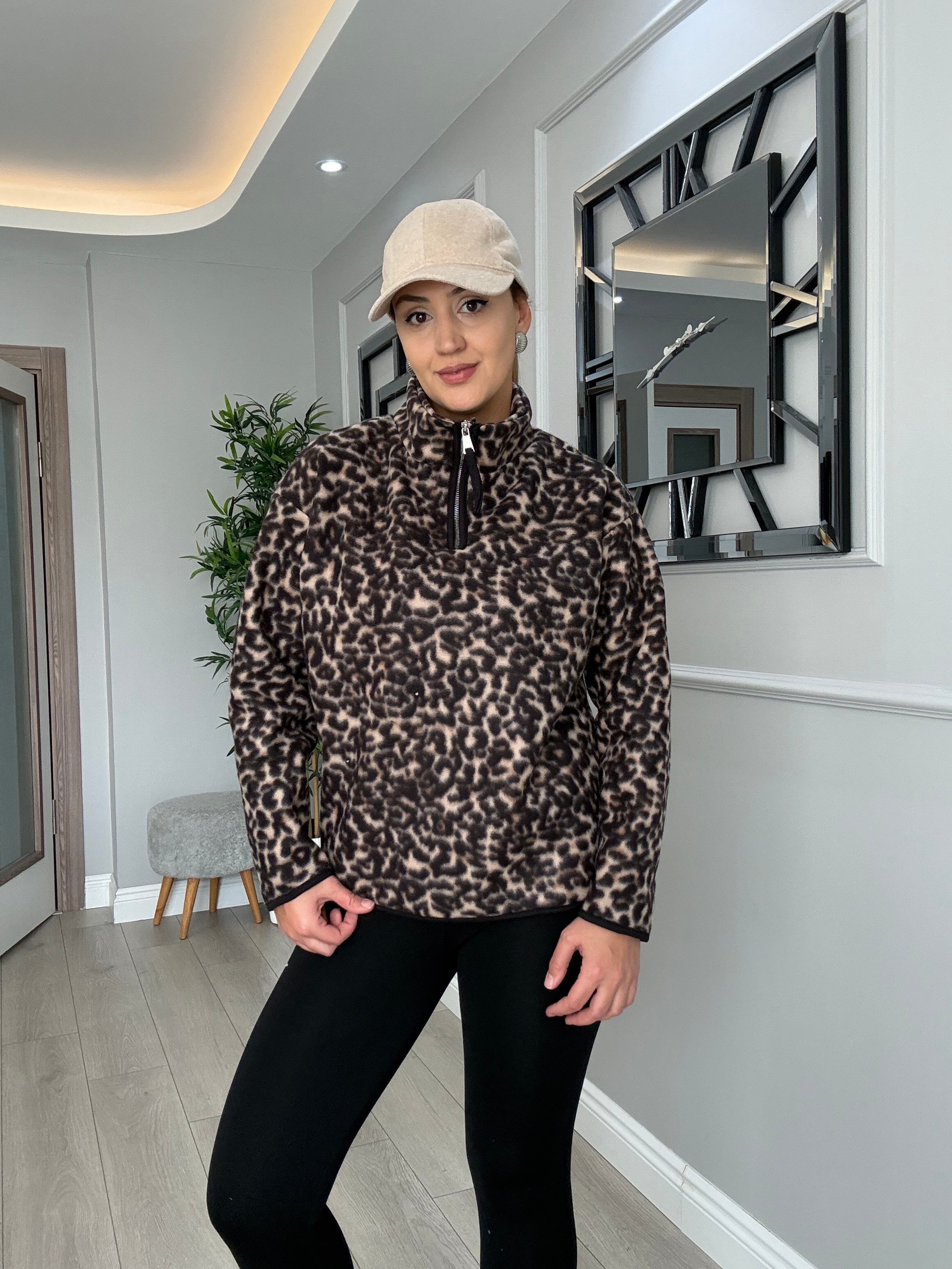 Yakası fermuarlı leoparlı polar sweat