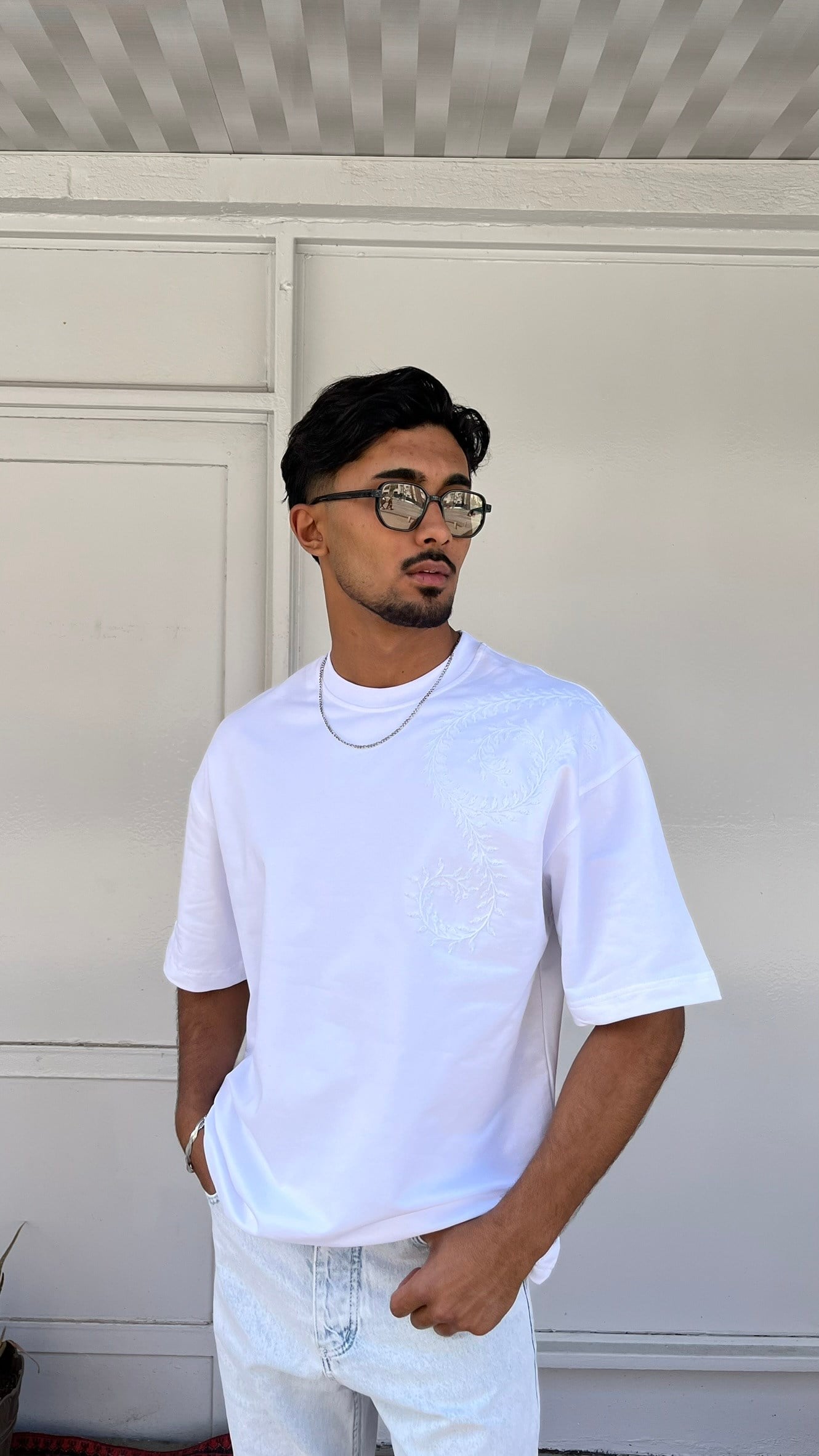 Casualment Monogram Nakış Oversize T-Shirt – Siyah/Beyaz