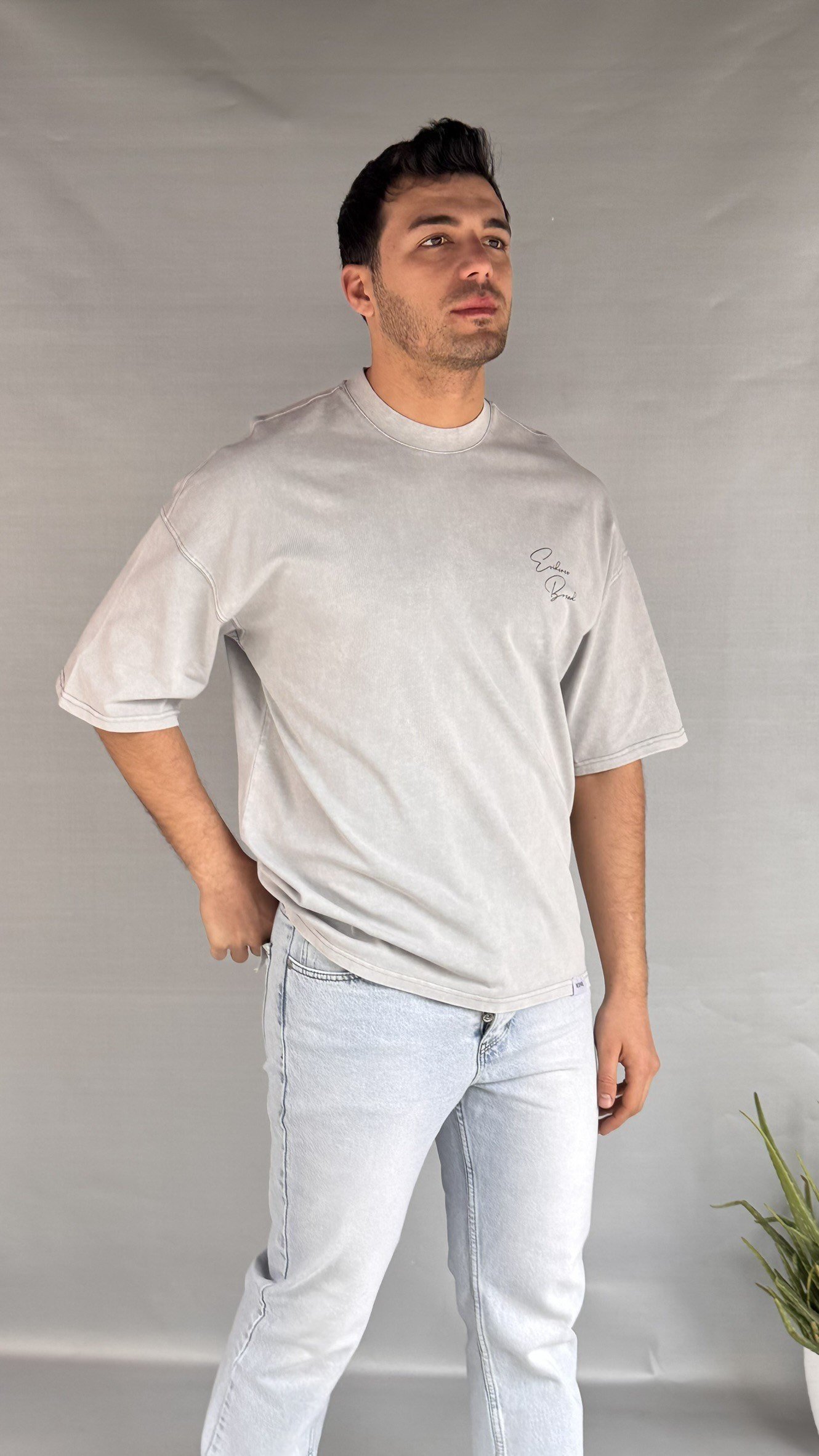 El Yazı Detay Yıkamalı T-shirt