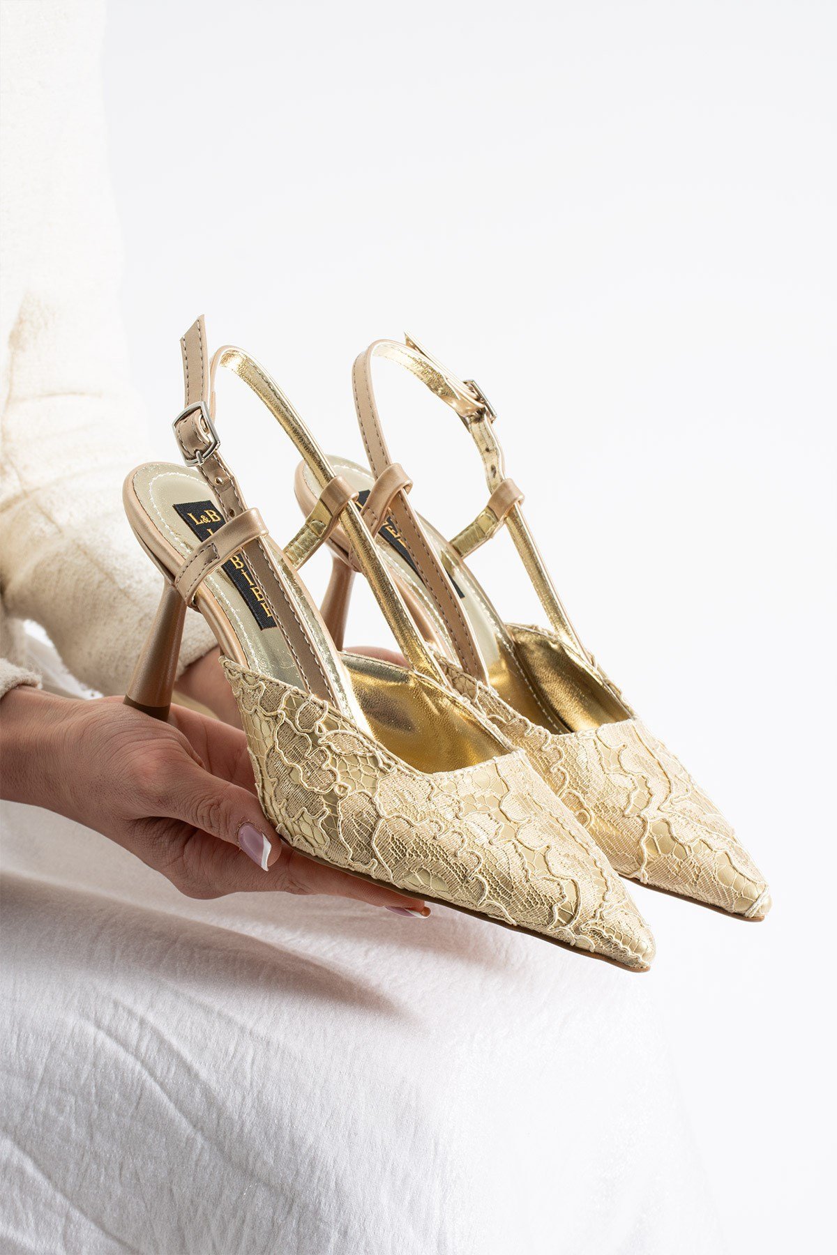 LISA KadınGold Sivri Burun 7 cm Topuklu Çiçek Dantel Desenli Rugan Slingback Ayakkabı