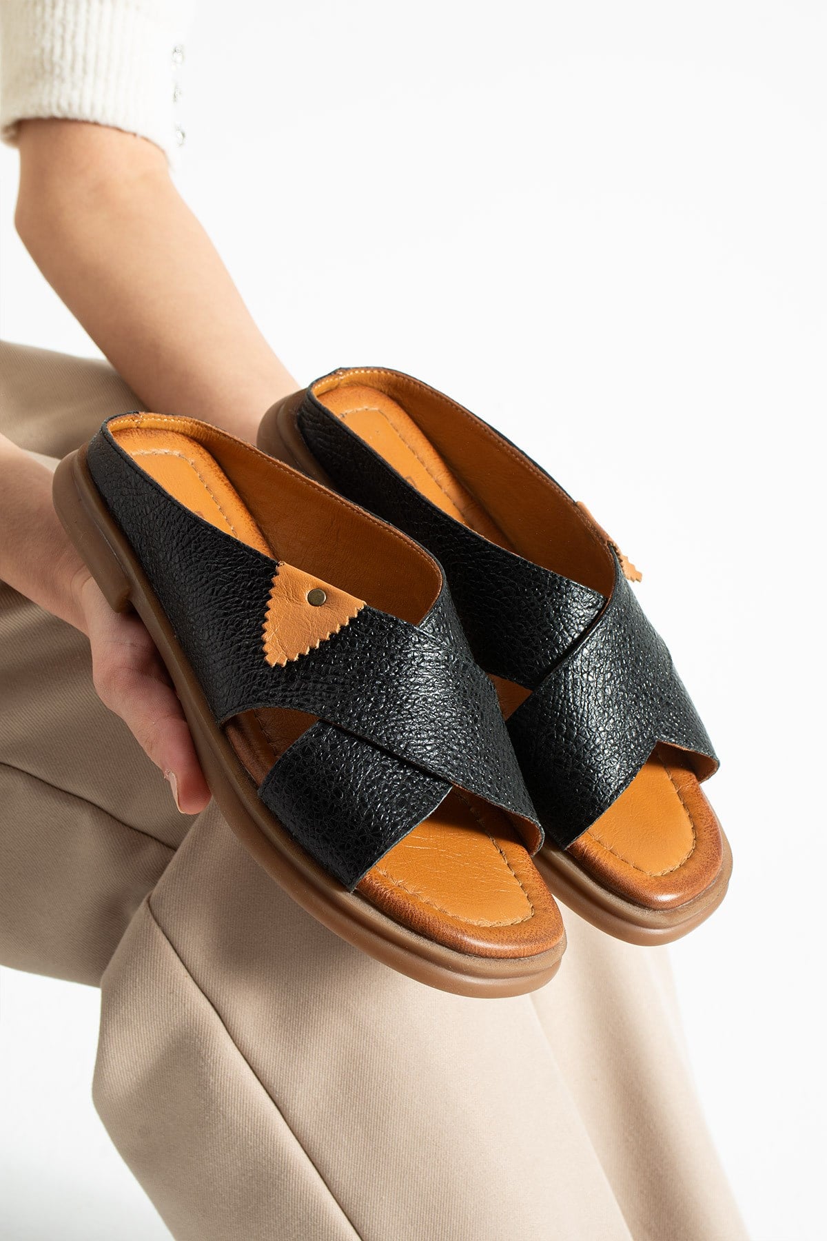 NAREL Kadın Siyah Hakiki Deri Düz Taban Çapraz Bant Terlik Sandalet
