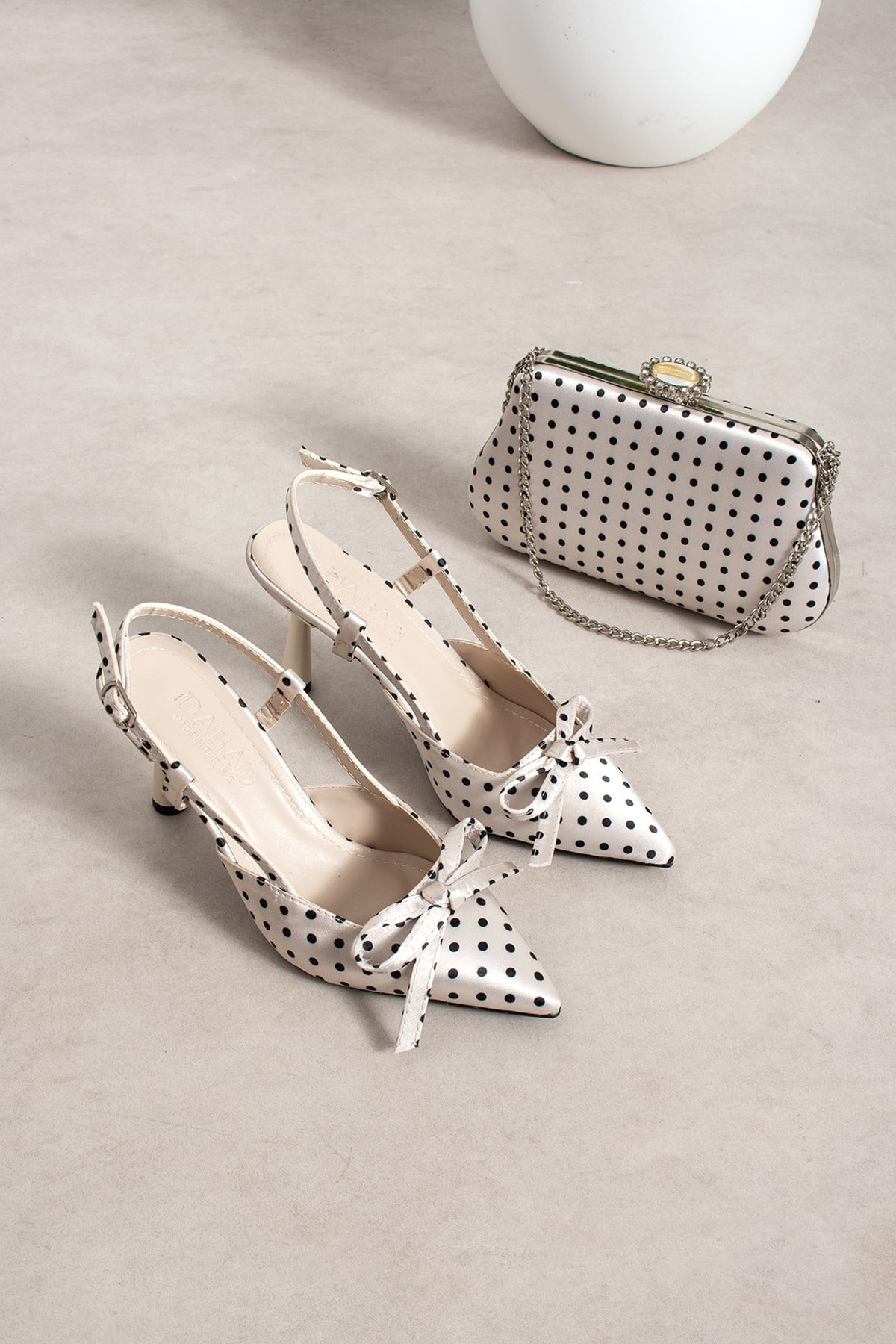 POLKIA Puantiye Desenli Krem Saten Fiyonk Detaylı Sivri Burun Slingback 7 cm İnce Topuklu Ayakkabı ve Zincir Askılı Çanta Seti