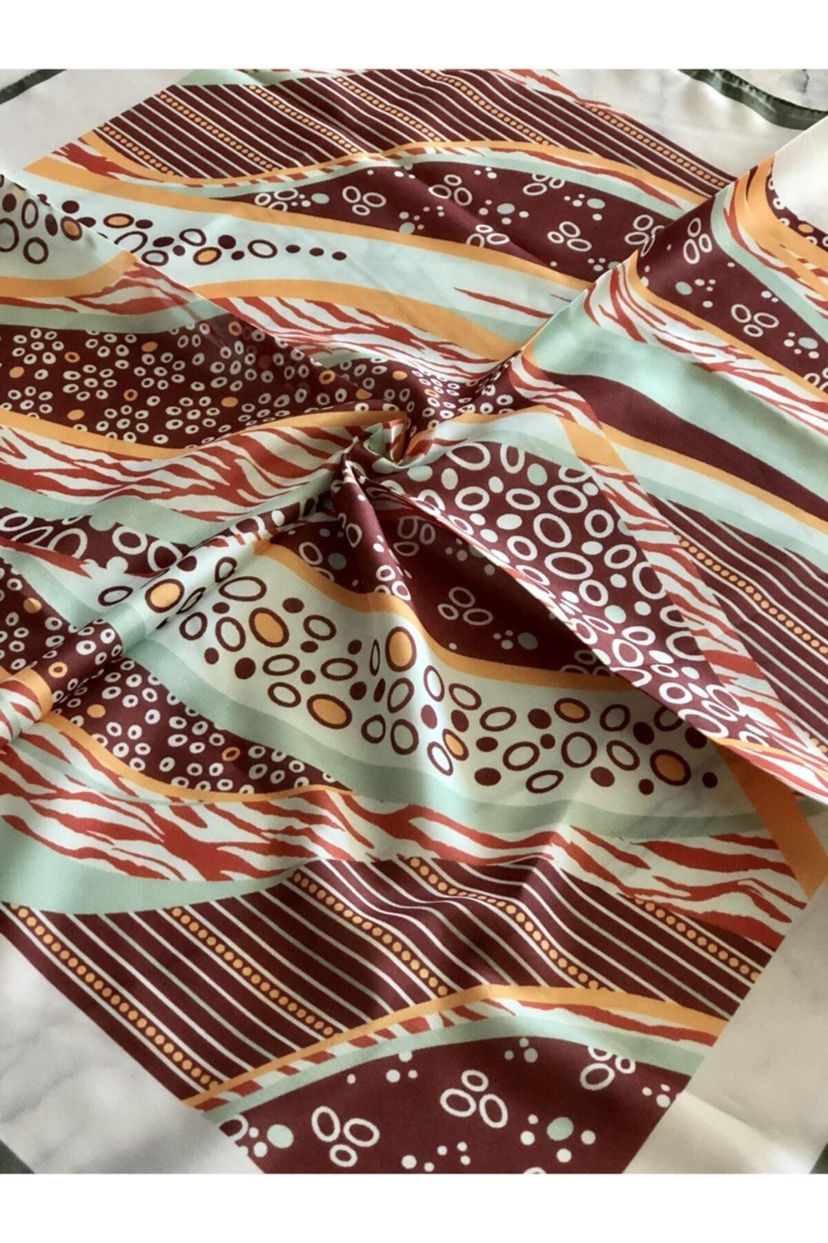 ¿ Yeşil Bordürlü Renkli Desenli Clara Bandana Fular