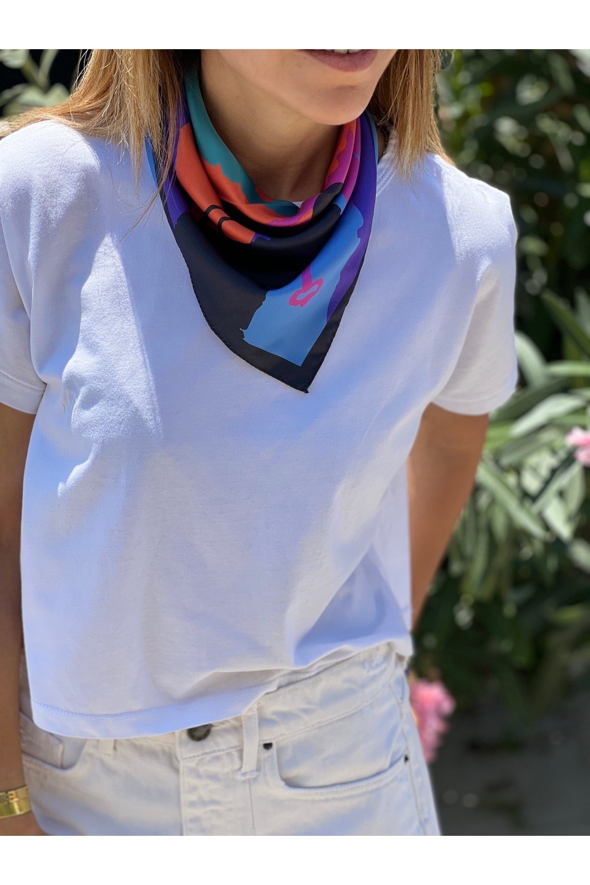 Siyah Kenarlı Pembe Mavi Çiçek Desenli Fular Bandana